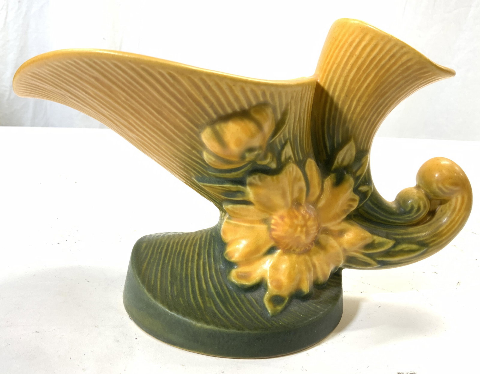 ROSEVILLE USA VintageCeramic Peony Cornucopia Vase (1 of 8)