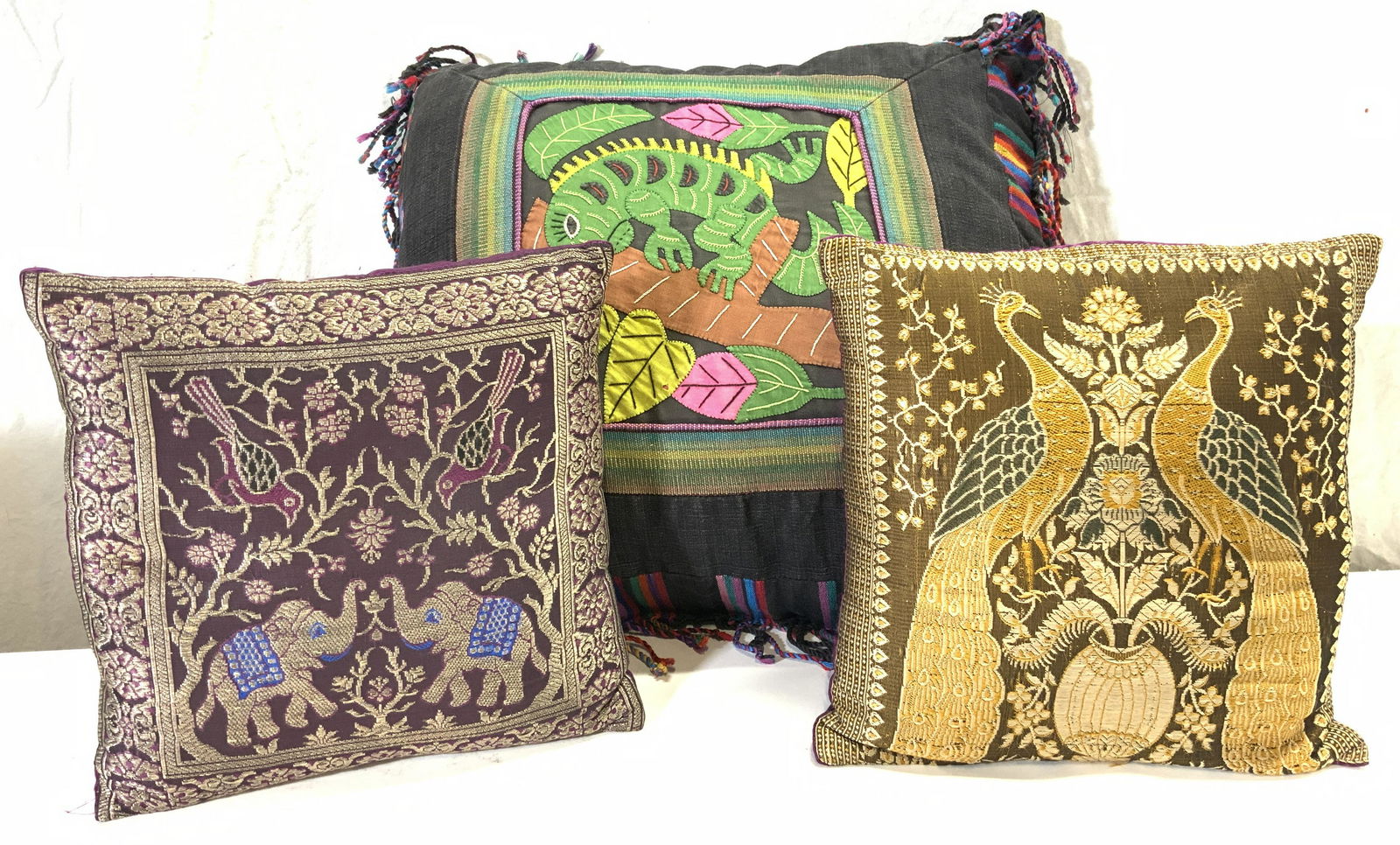 Lot 3 Assorted Embroidered Pillows (1 of 7)