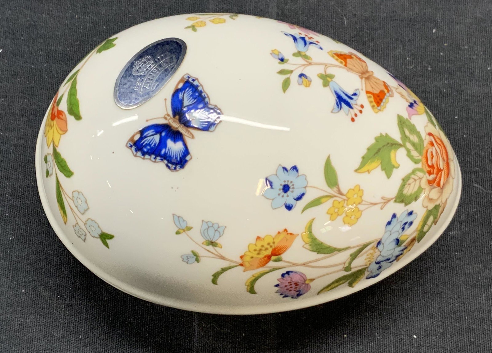 AYNSLEY England Cottage Garden China Trinket Box: AYNSLEY fine english bone china egg trinket box with Cottage Garden pattern. Trademarked to underside and sticker. Measures approx. 4.25 x 3 x 3 inches. Some surface wear consistent with exposure. Mad