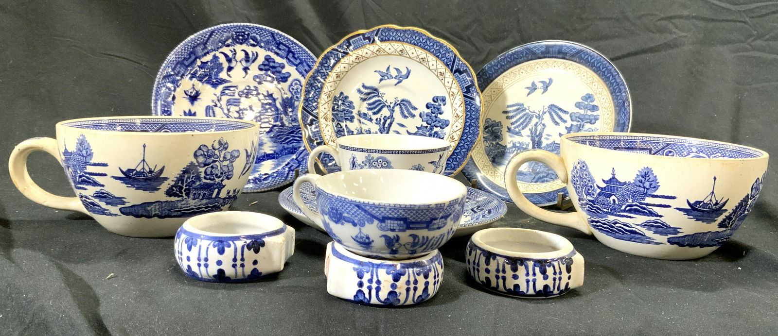 Lot 11 Vintage Blue Willow Porcelain Tableware (1 of 12)