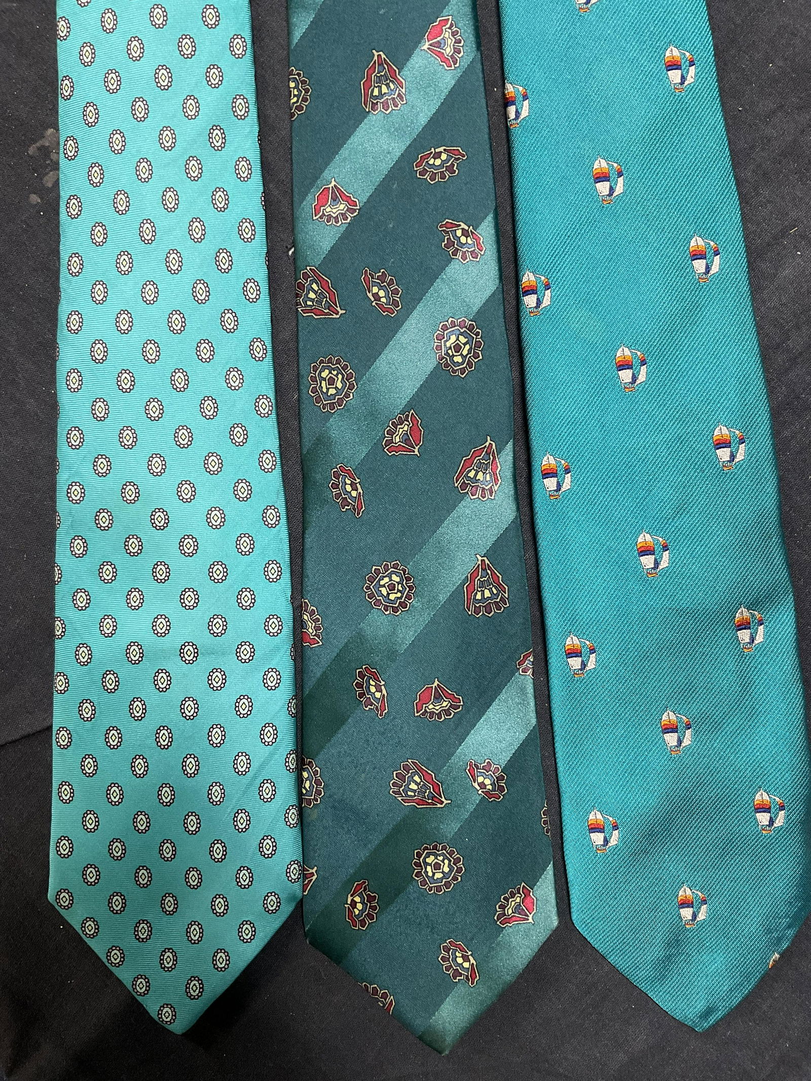 Silk Teal Toned Ties, De Lora & More: Silk Teal Toned Ties, De Lora & More. Names to wearables, ‘De Lora, Calvin Klein & Robert Talbots all ties are silk (see photos). Longest tie measures 59 inches. Some staining to ties. Ties, mens we