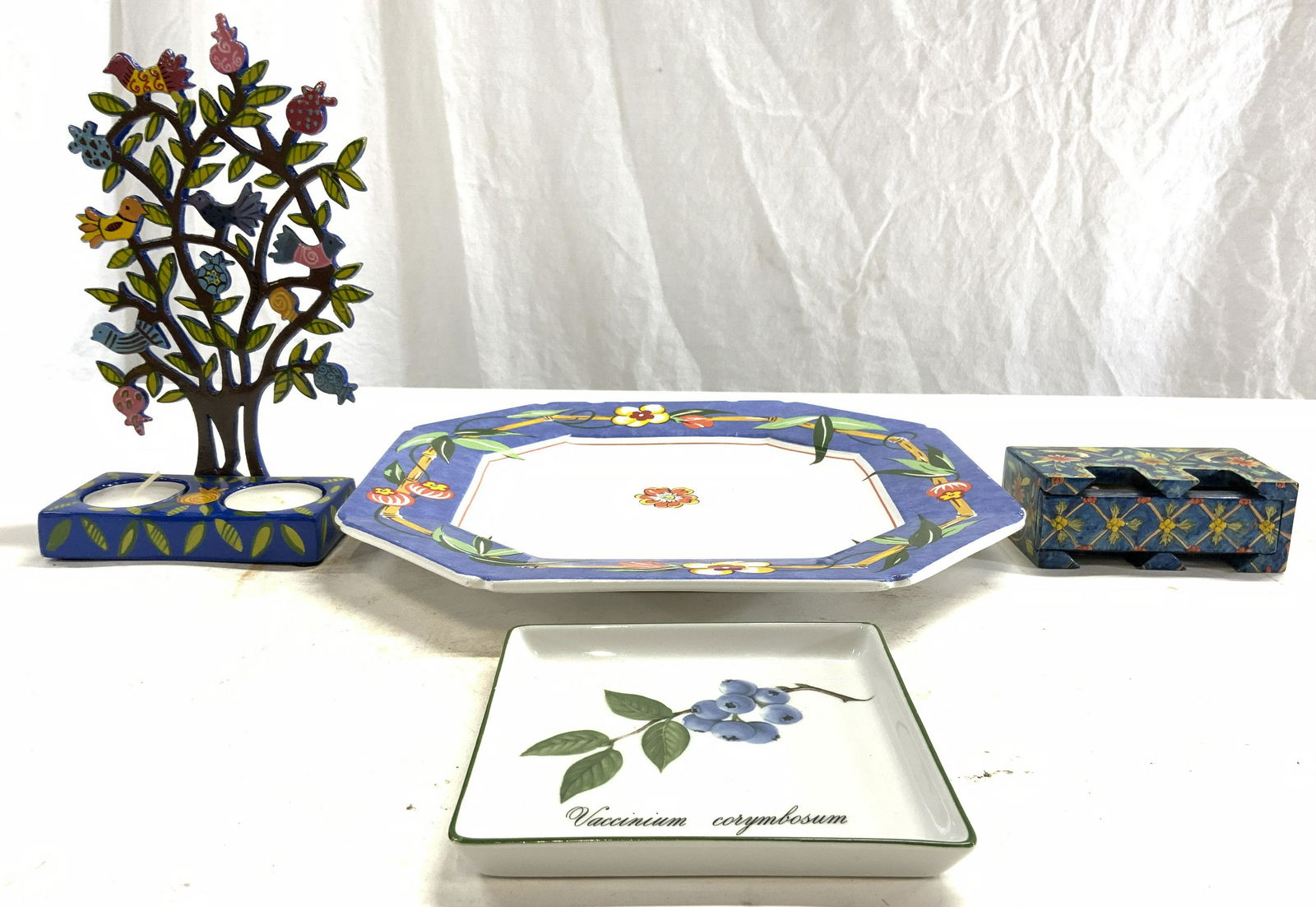 Lot 4 Porcelain Plates & More Tabletop Accessories (1 of 8)
