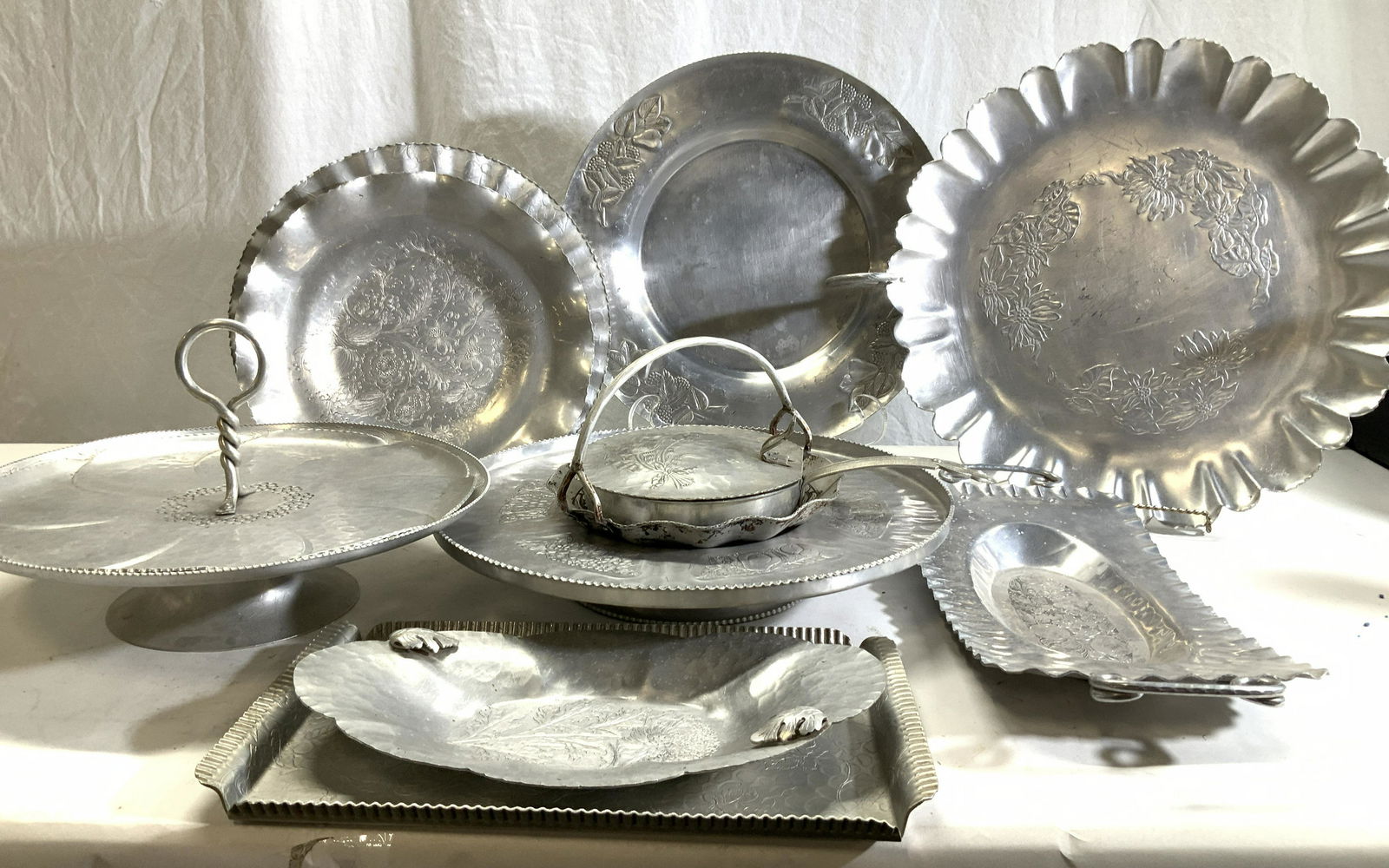 Lot 12 Mid Century Aluminum Tableware, Trays (1 of 10)