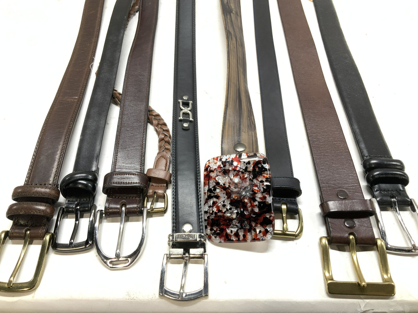 R Lauren, Vinyard Vines, B Broth Leather Belts 9: Several Black and brown genuine leather belts, most in very good condition with light leather wear.A couple are with orgiginal tags. Ladies belts waists 26-34 in. Avg. 9 belts total. Designer labeled 