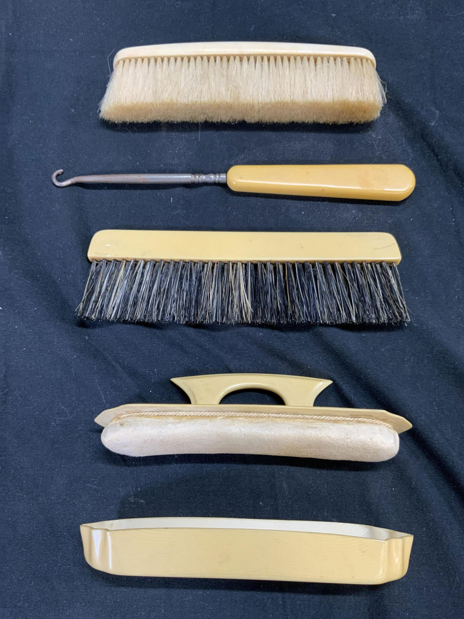 Lot 4 Bakelite Grooming Accessories (1 of 6)