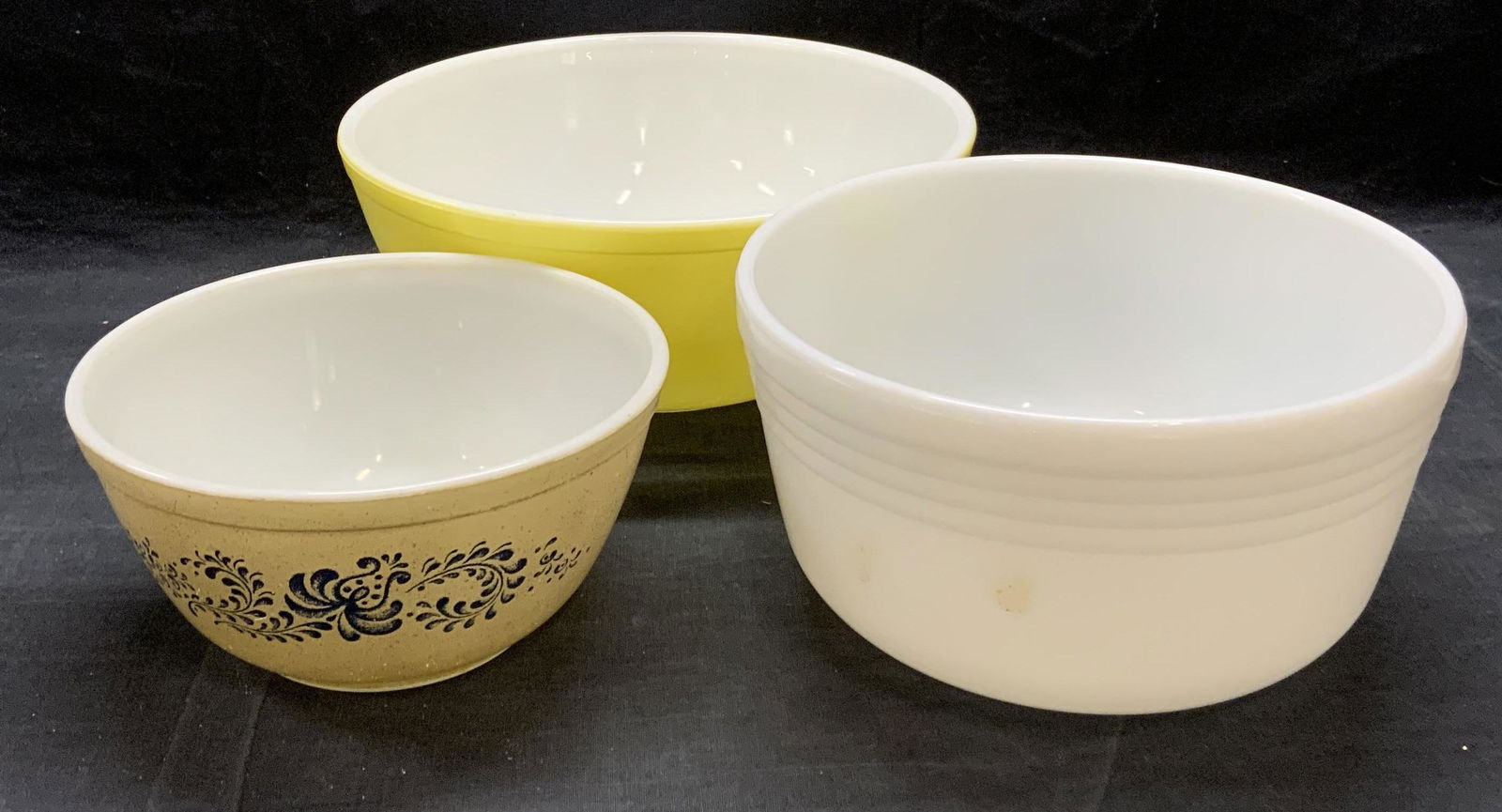 Lot 3 Vintage PYREX Kitchenware Bowls (1 of 10)
