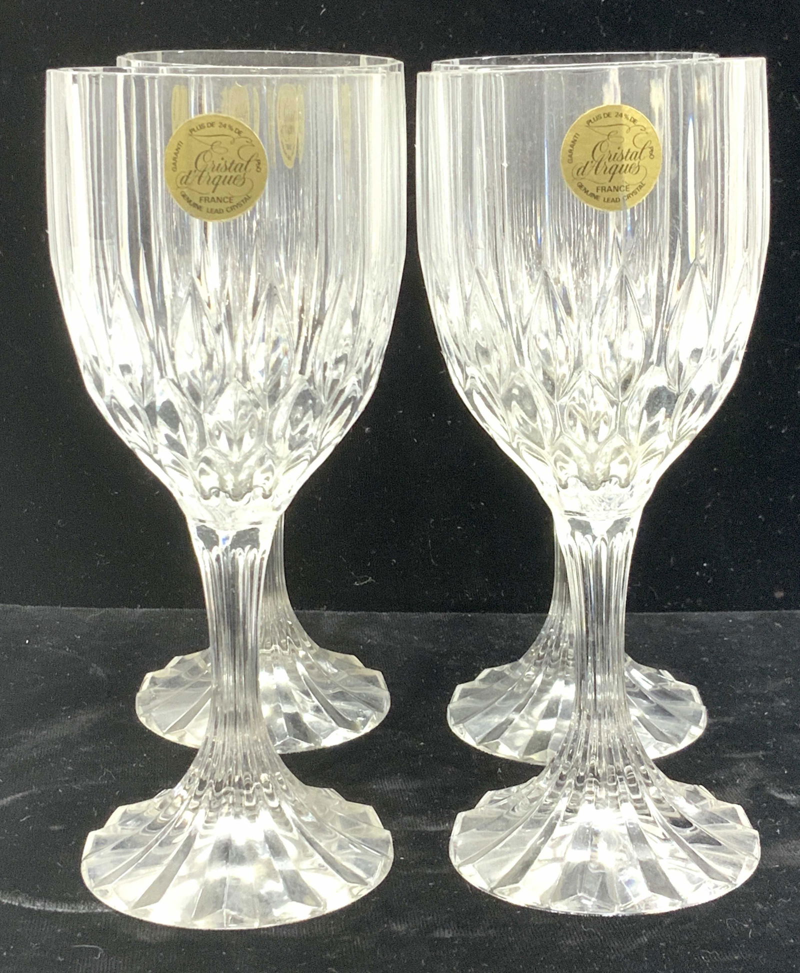 Set 4 CRISTAL d ARQUES Crystal Stemware, France: Lead Crystal Art deco CRISTAL d ARQUES wine glasses, Made in France. 3 glasses have original sticker, linear cut pattern that radiated from goblet through stem and down to base. Glass measures 6.5 x 2