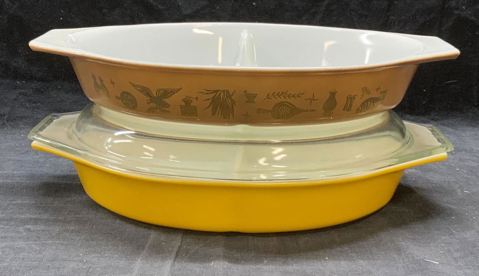 2 Pyrex American Heritage & Yellow Divided Dishes (1 of 7)
