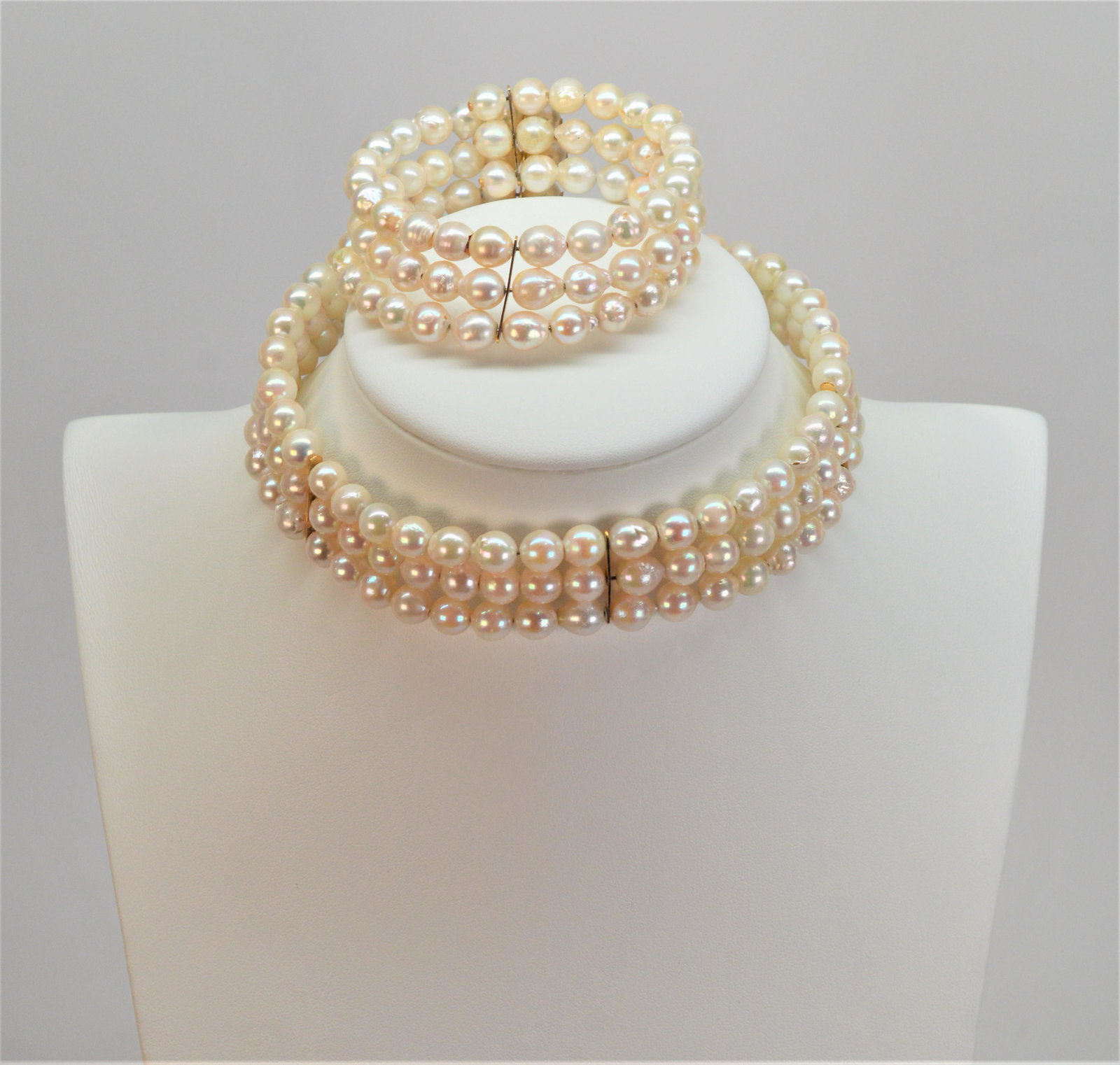 Pearl choker and bracelet (1 of 3)