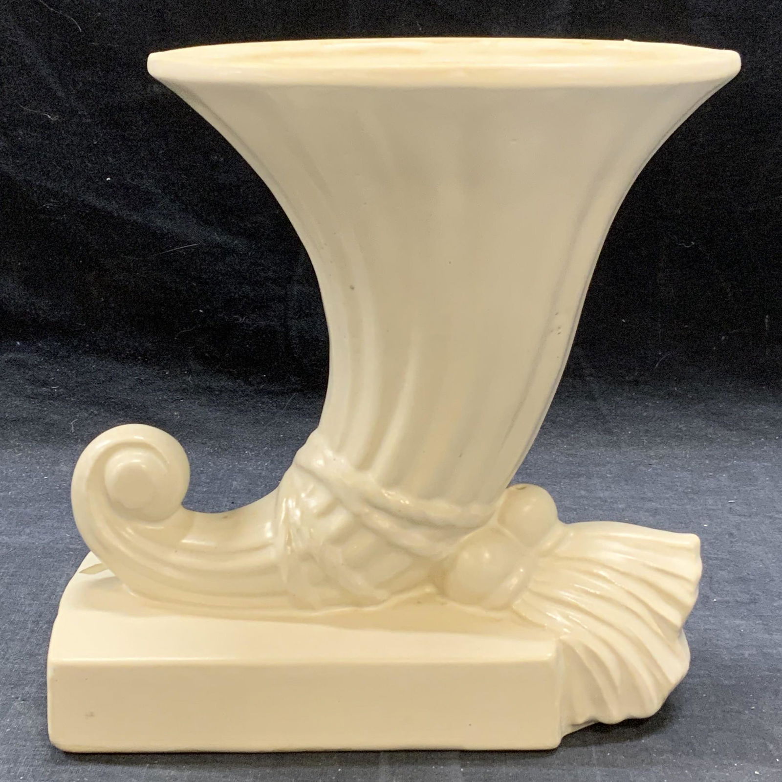 Vintage McCoy Art Pottery Cornucopia Vase (1 of 6)