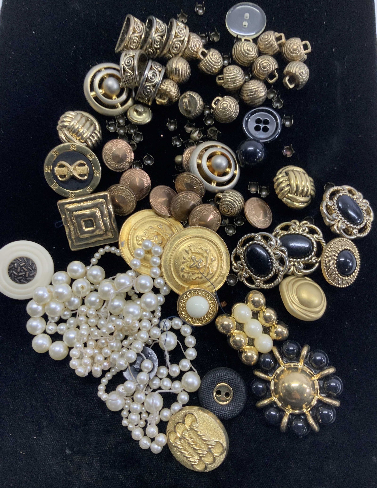 Collectible Gold Tn & Brass Tn Vintage Buttons (1 of 6)