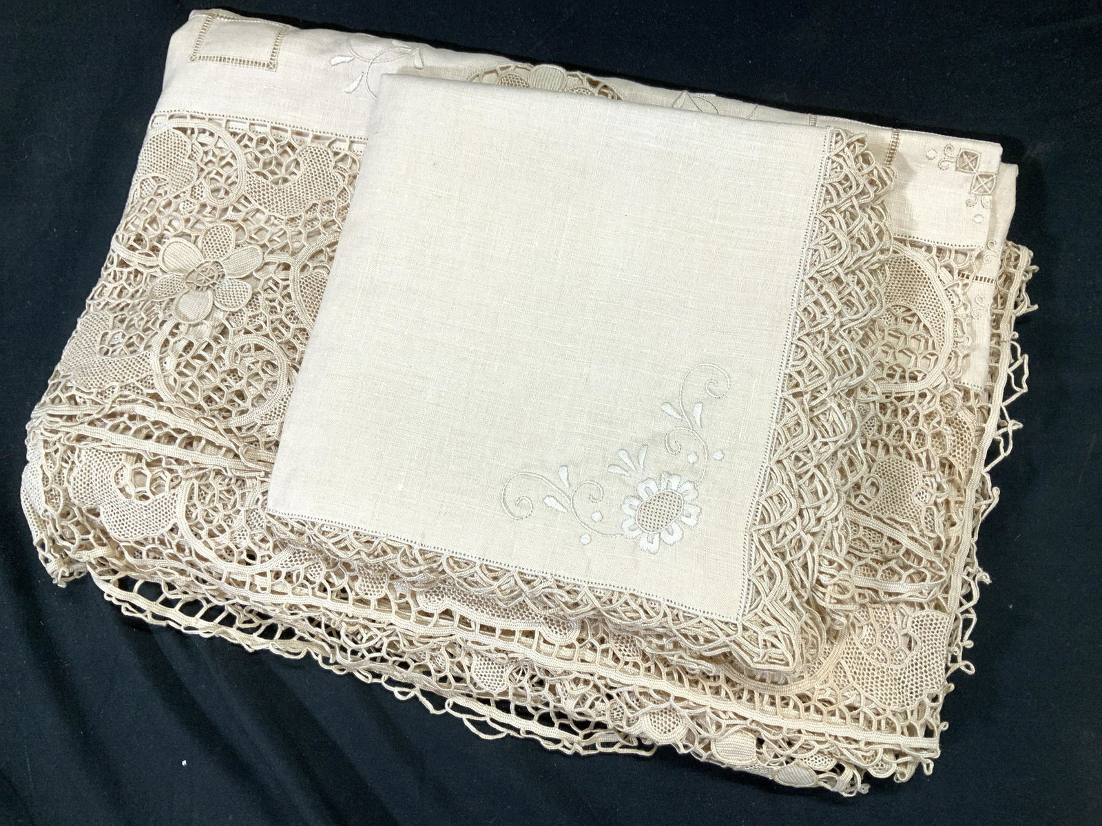 Linen & Crochet Tan Tablecloth w Napkins 13 (1 of 10)