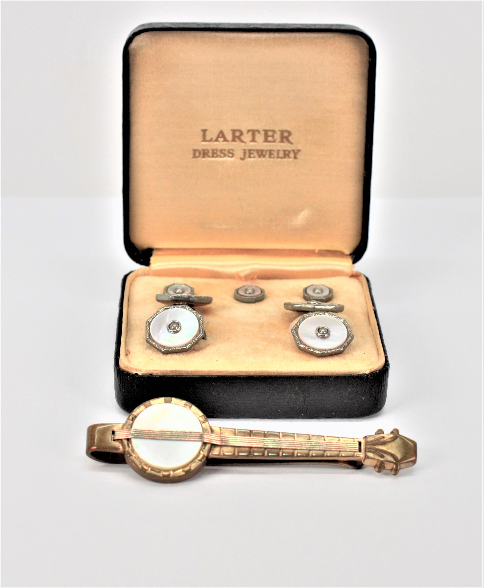 Lot Gentlemans Wearable Acc, Later & Sons: Larter & Sons Antique Cufflinks & Collar Stays & Brass and Mother of Pearl Banjo Tie Clip These Mother of Pearl cufflinks and collar stays were made by Larter & Sons. The are in excellent condition an