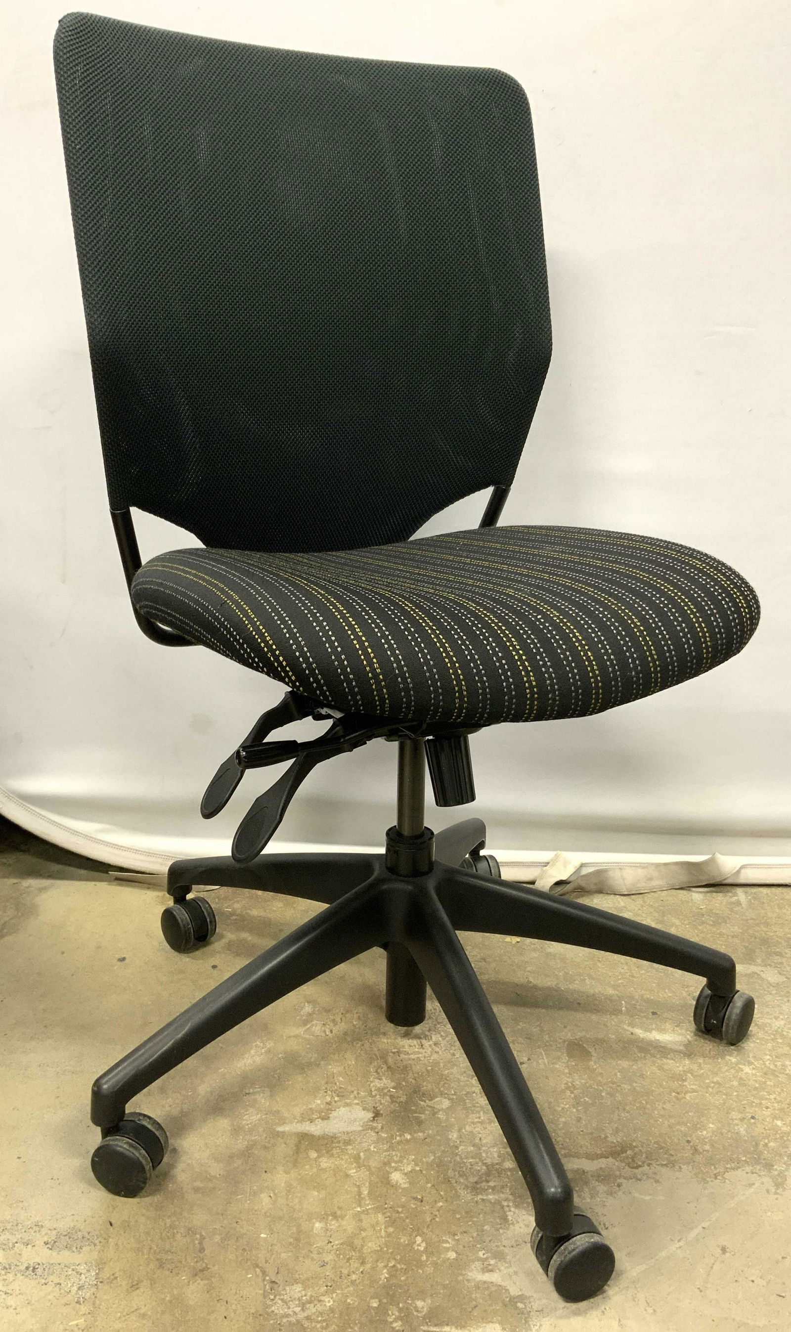 HARTER Armless Computer Chair W Wheels (1 of 7)