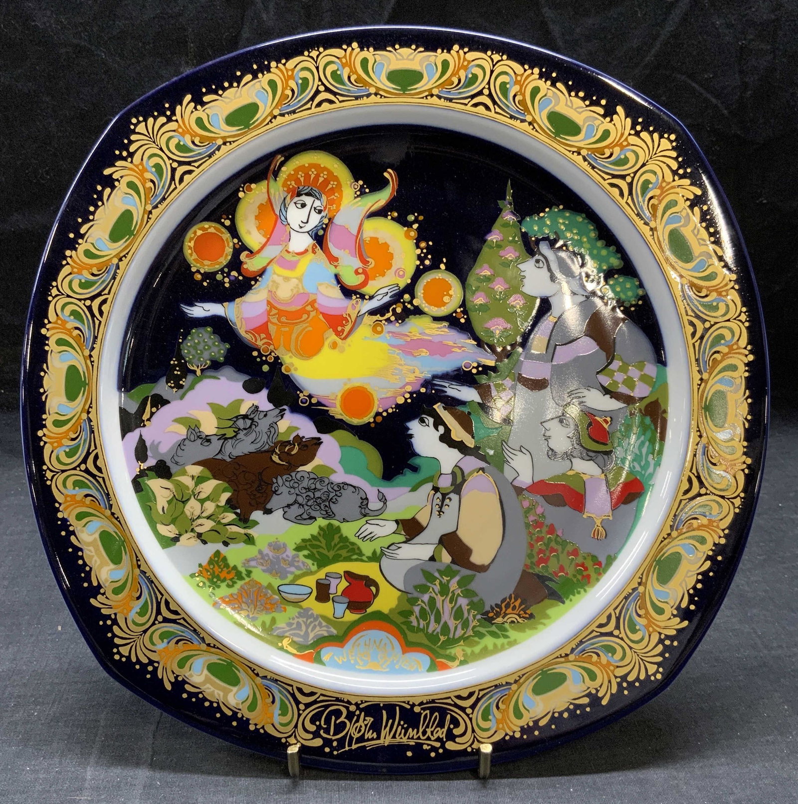 ROSENTHAL WIINBLAD Christmas Carol Plate w Box: Rosenthal 1991 Christmas Carol on porcelain plate designed by BJORN WIINBLAD. ‘Oh Shepherds, mens and women come …’ Gilt porcelain with angel and shepherd motif. Includes original box and certif
