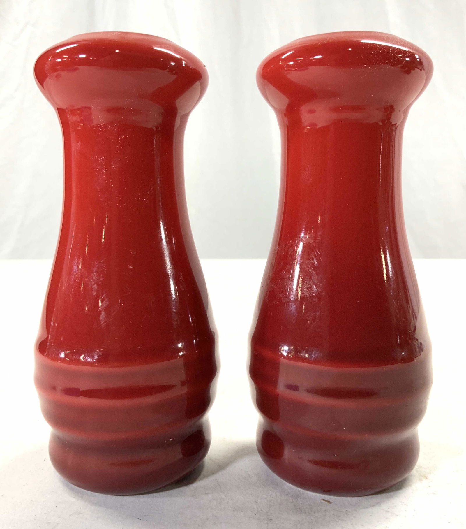LE CREUSET Pr Porcelain Salt & Pepper Shakers Red (1 of 6)