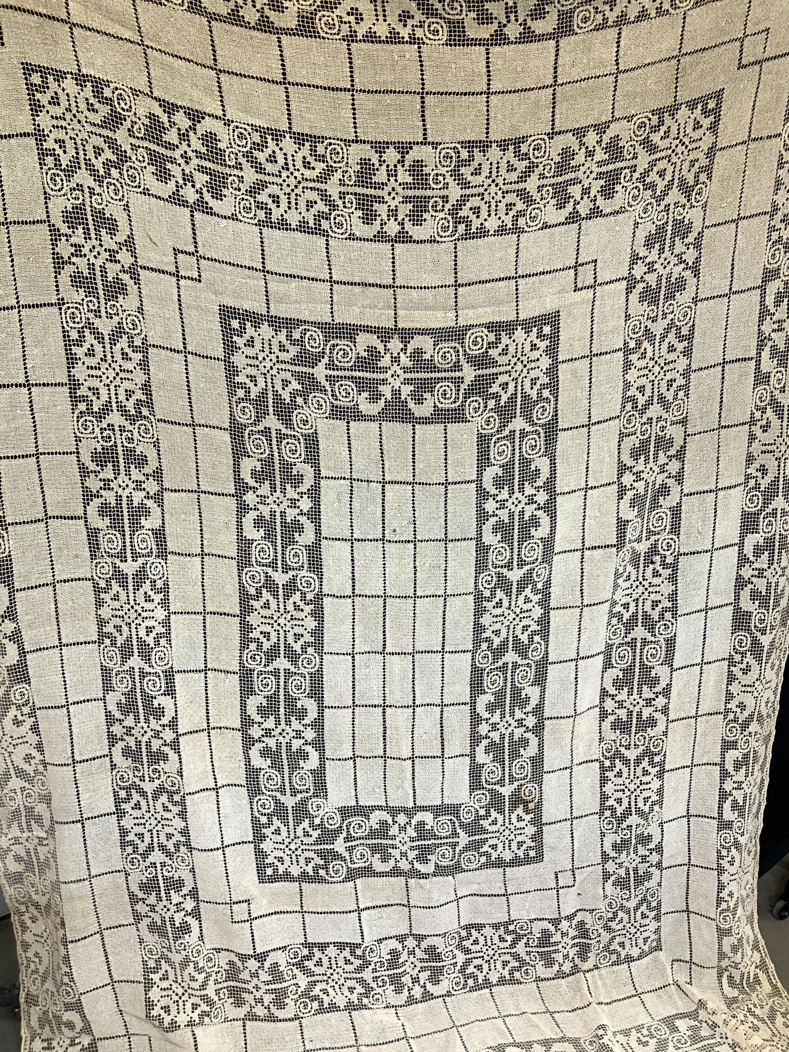 VNTG Hand Crocheted Tatted Tablecloth 86 x 115 In (1 of 10)