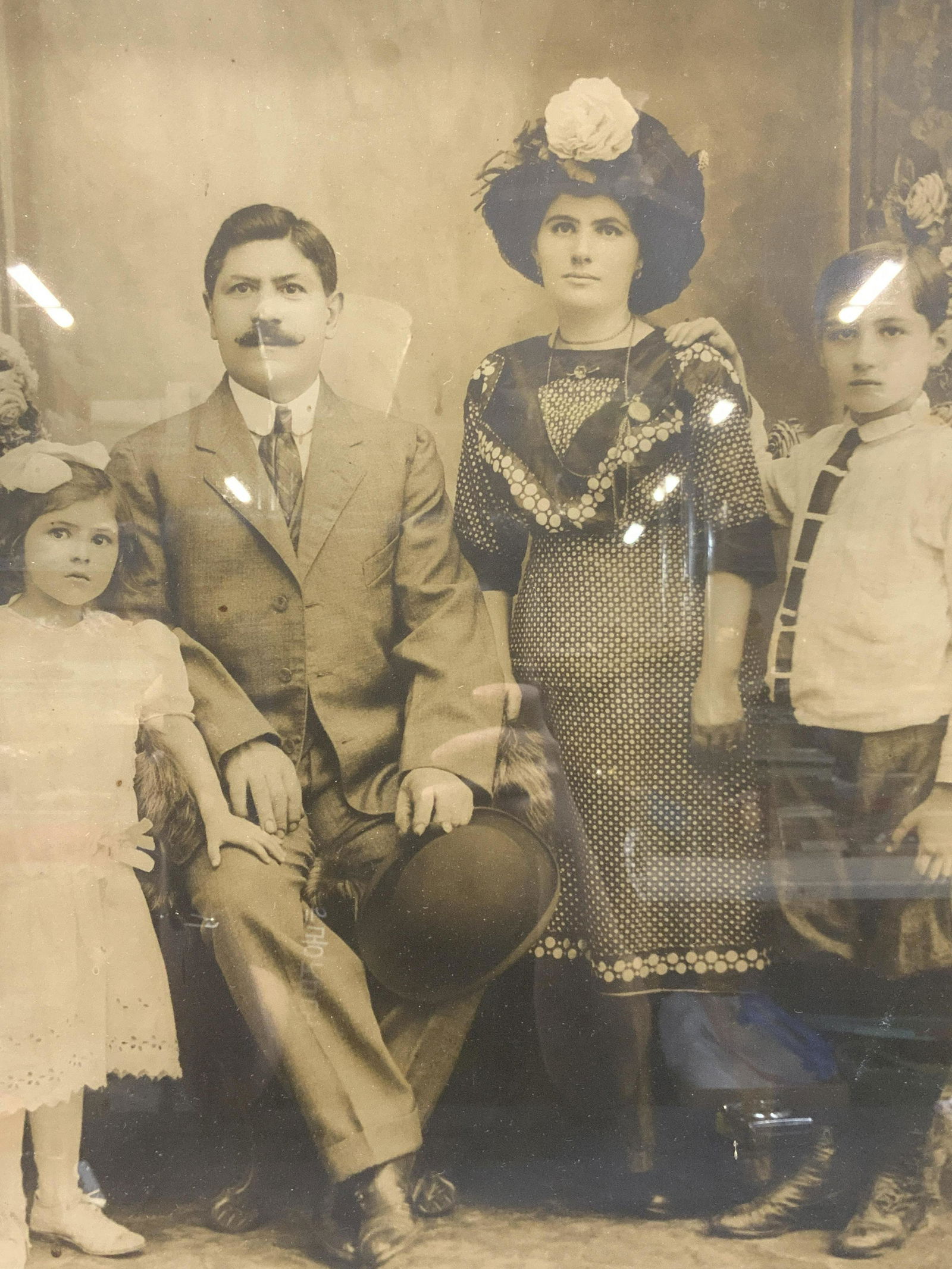 Framed Antique Family Portrait (1 of 7)