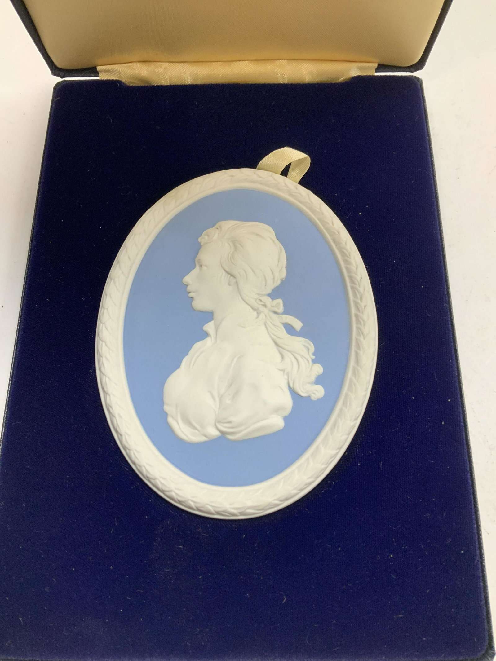 WEDGWOOD HRH Princess Anne Porcelain Ornament: Limited edition #731/2000 profile of H.R.H Princess Anne Countess in pale blue and white Jasperware, a wall medallion with certificate of authenticity commemorating her marriage to Captain Mark Philli