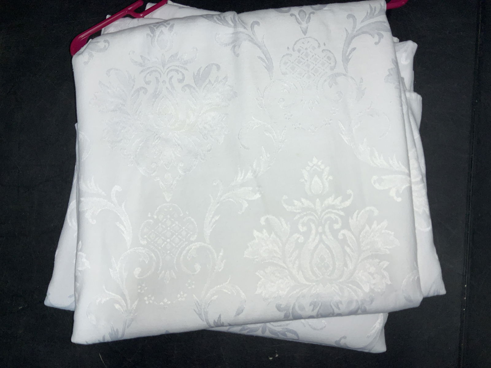 2 Croscill Polyester/Cotton White Tablecloth (1 of 7)