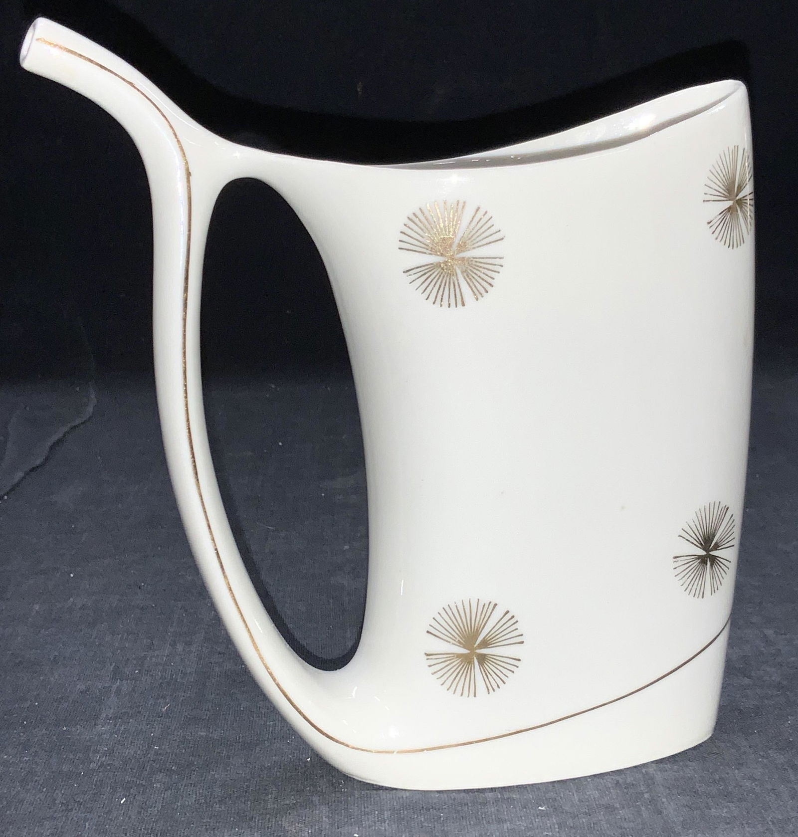 ROYAL Erlag Porcelain Vessel/ Watering Can (1 of 6)