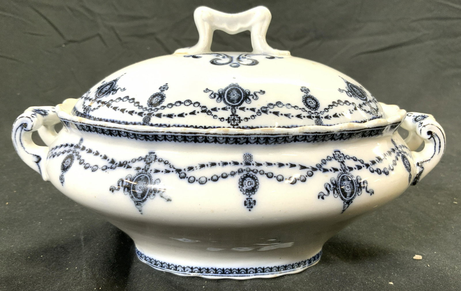 LOSOL WARE Lidded Porcelain Gravy Boat ENGLAND: Underside reads LOSOL WARE LUDGATE KEELING & CO LTD BURSLEM ENGLAND. Gravy boat includes lid. Piece is white toned and porcelain with navy toned ornate detail. Sides of piece have handles. Piece measu