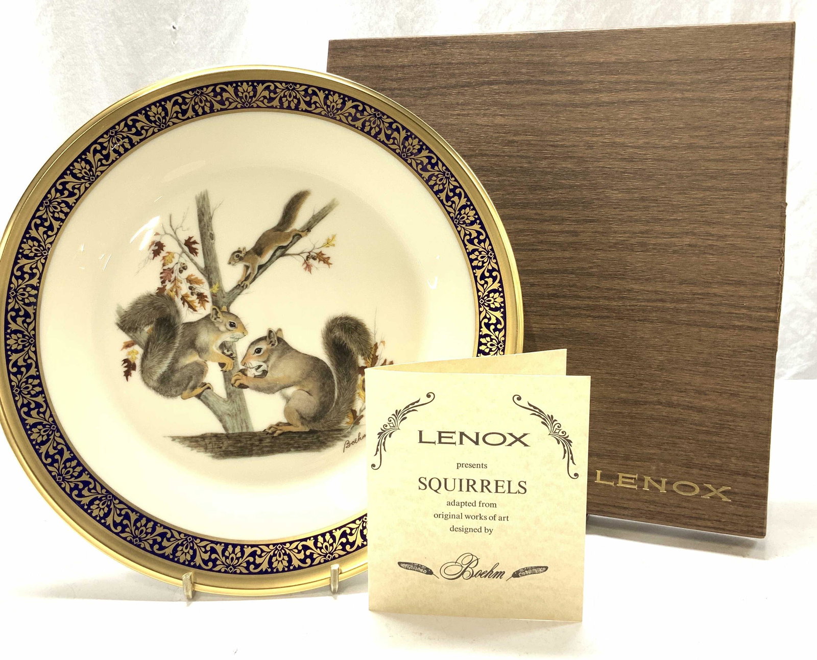 LENOX Boehm Woodland Wildlife Porcelain Plate, USA: Luxury Dining plate or display plate of Squirrels , a design by Boehm for Lenox. Hand painted porcelain plate comes in original box and in original keepsake box . Cream porcelain with cobalt outer bor