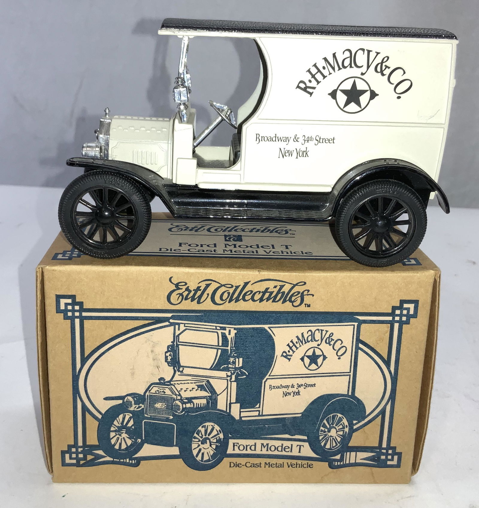 Collectible R.H.Macy&Co Ford Model T Car Bank (1 of 8)