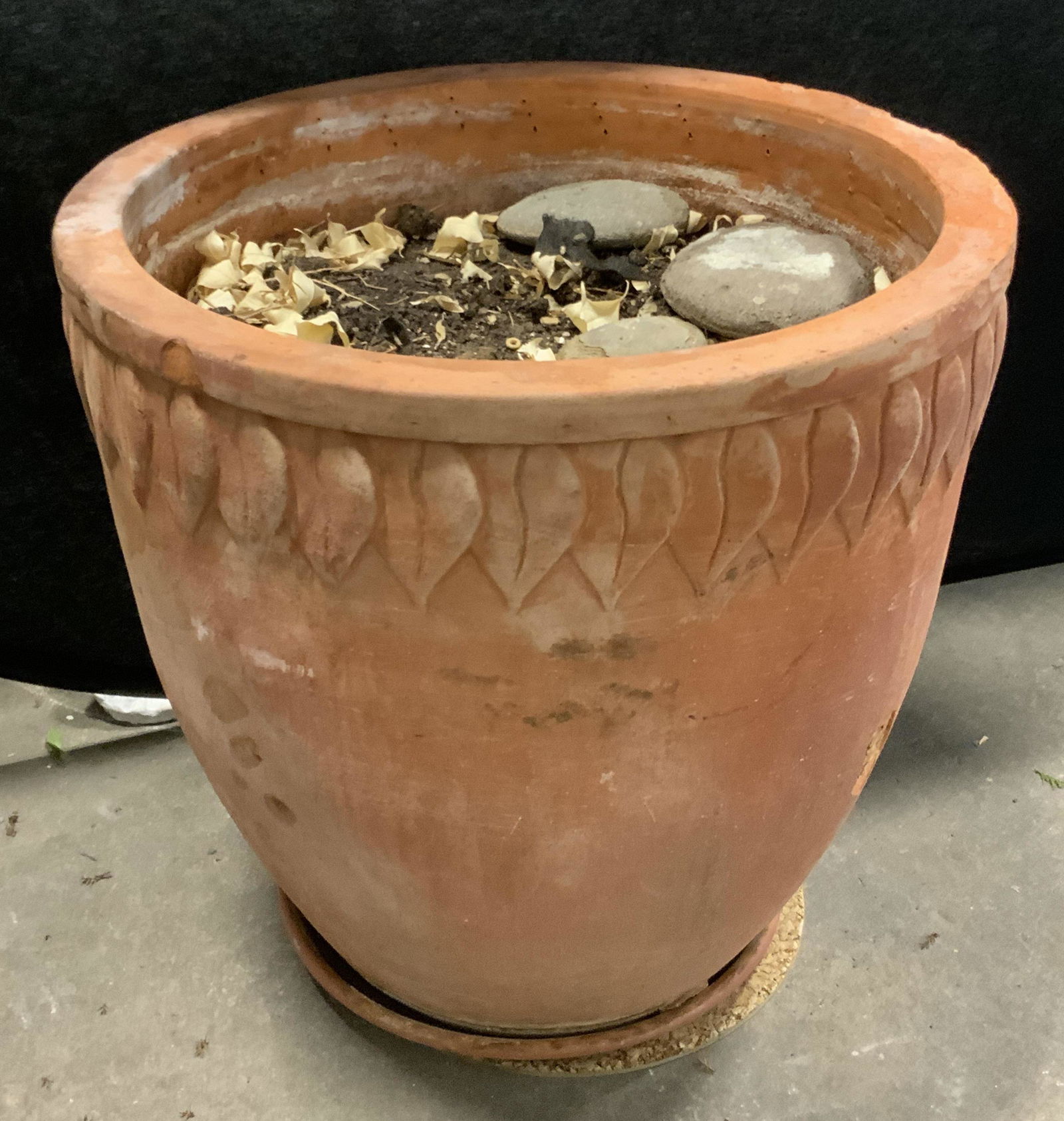 CAMPANIA XL Terracotta Planter W/ Drainage Dish (1 of 12)