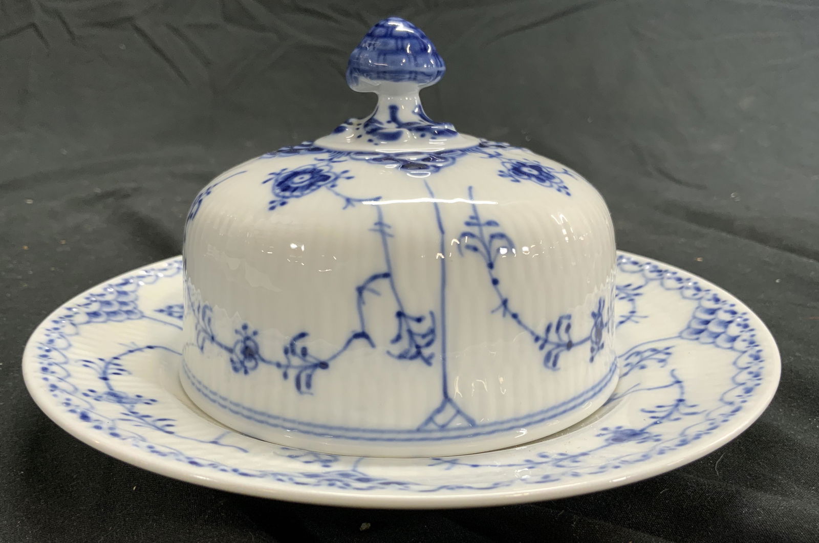 ROYAL COPPENHAGEN Blue Fltd Half Laced Cov Butter (1 of 7)