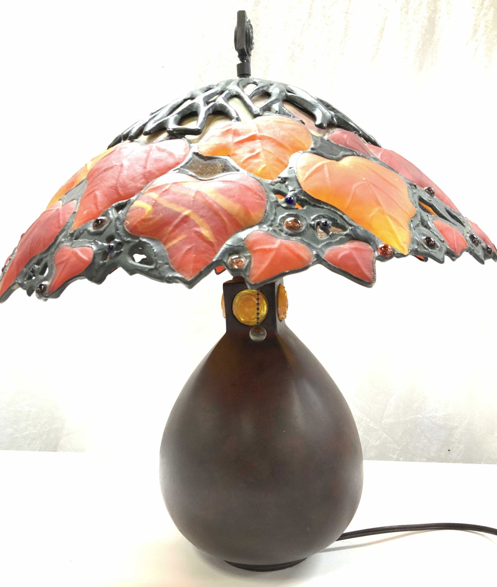QUOIZEL Heavy Grape Leaf Tiffany Style Lamp (1 of 12)