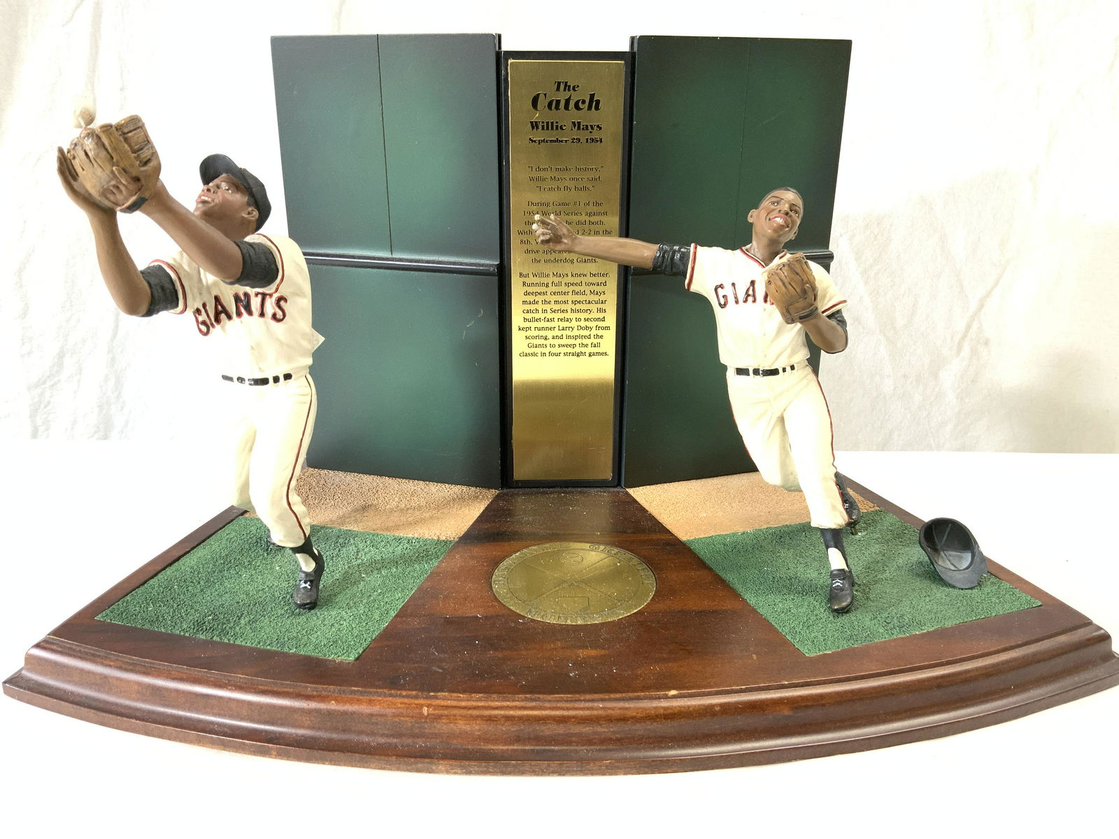 THE DANBURY MINT WILLIE MAYS THE CATCH (1 of 13)