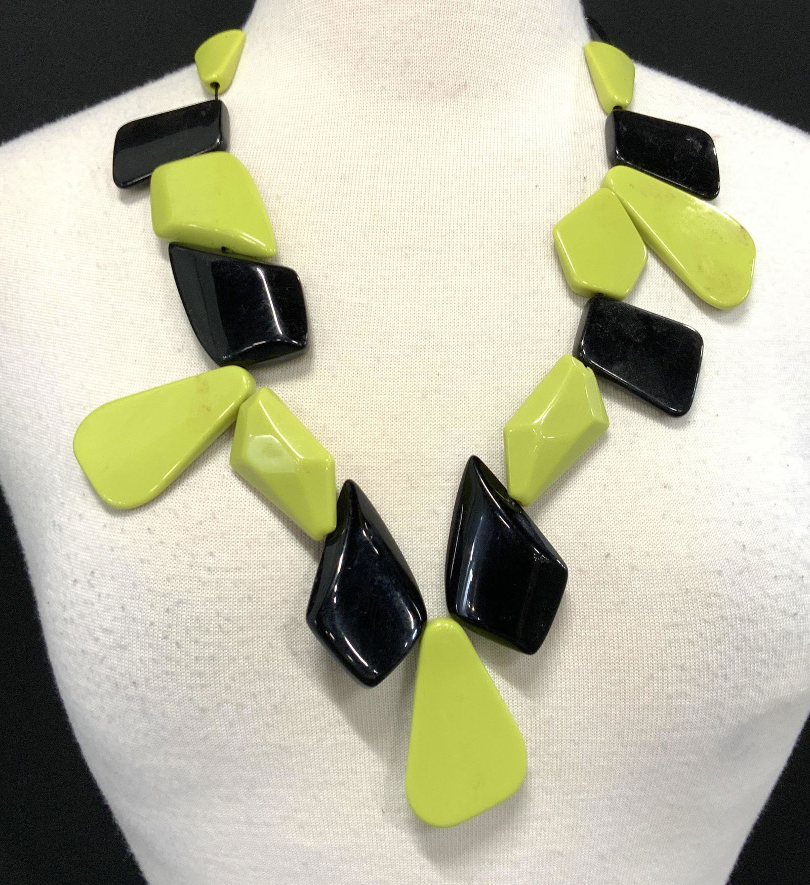 Chunky Lime & Black Resin Costume Necklace (1 of 6)