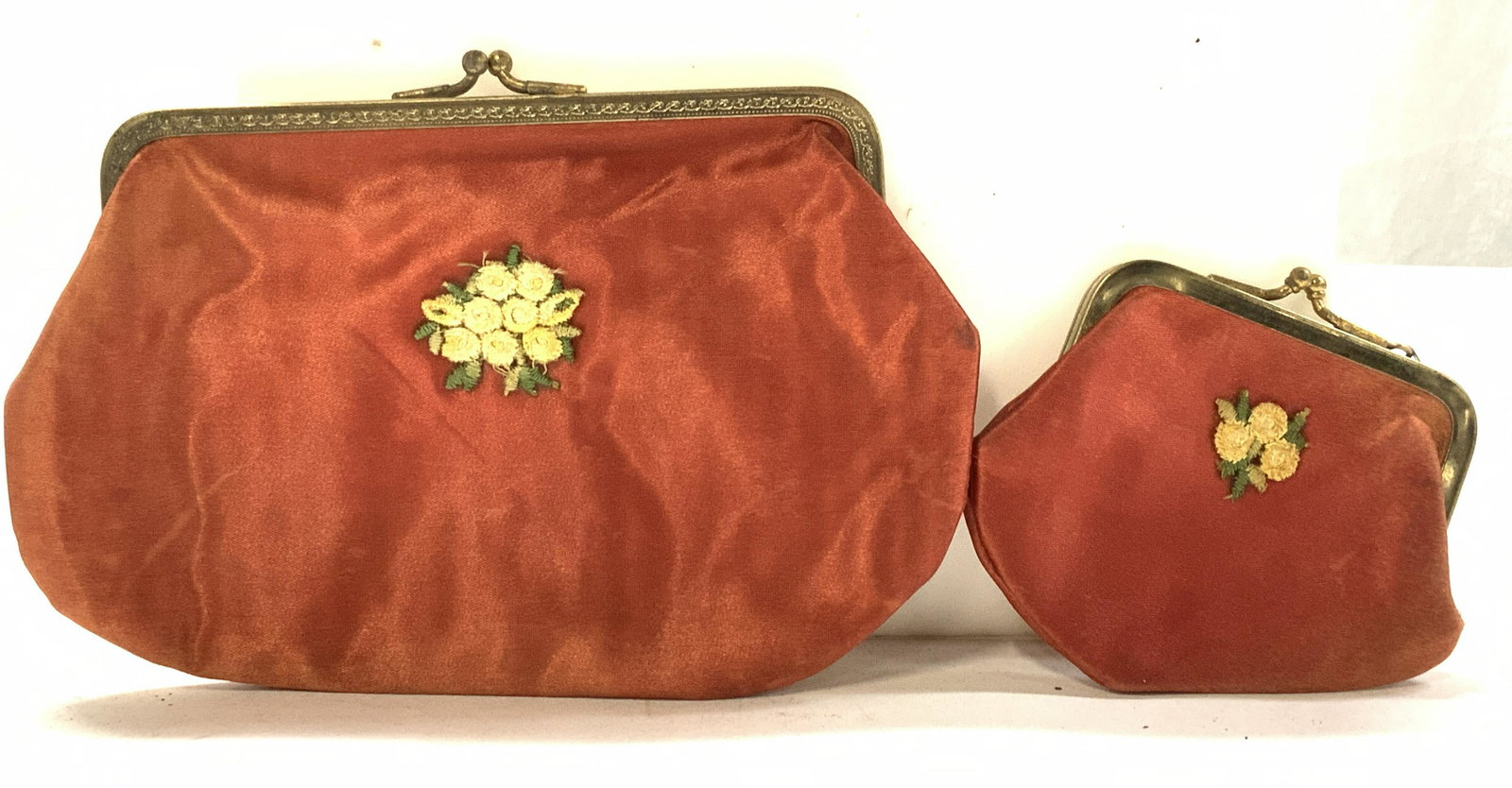 Vintage Pair Change Purses w Embroidered Flowers (1 of 8)