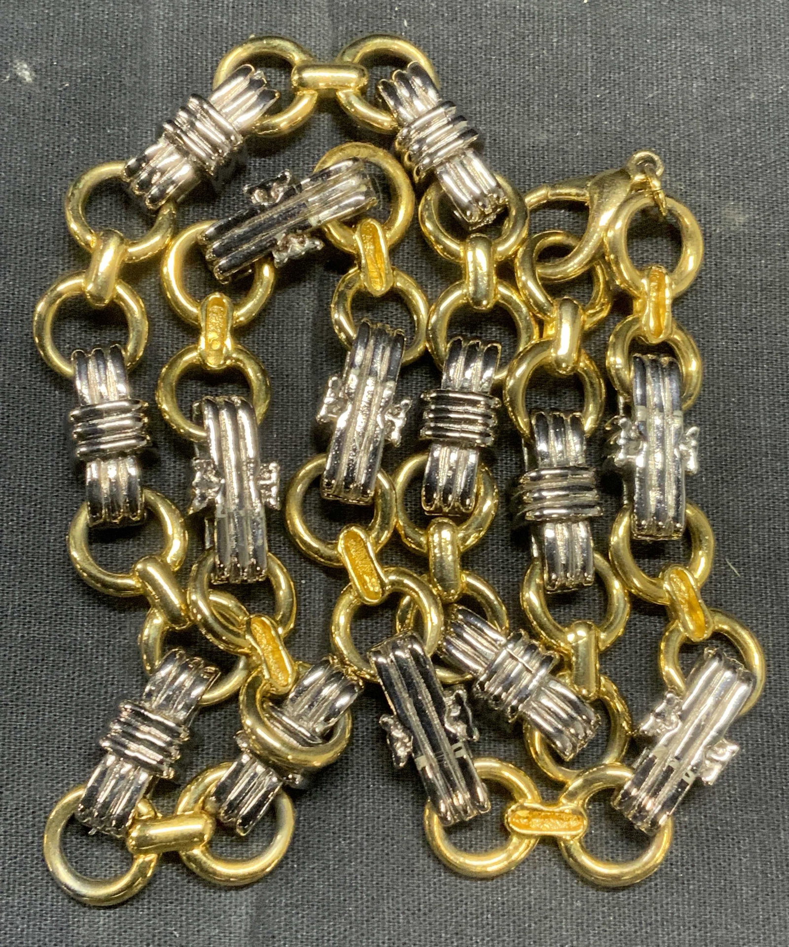 David Yurman Style Silver & Gold Tn Chain Necklace: Style of David Yurman silver and gold toned metal chain necklace. Piece has no hallmarks. Measures approx. 24 inches long. Some surface wear consistent with exposure. Estate jewelry, costume jewelry, 