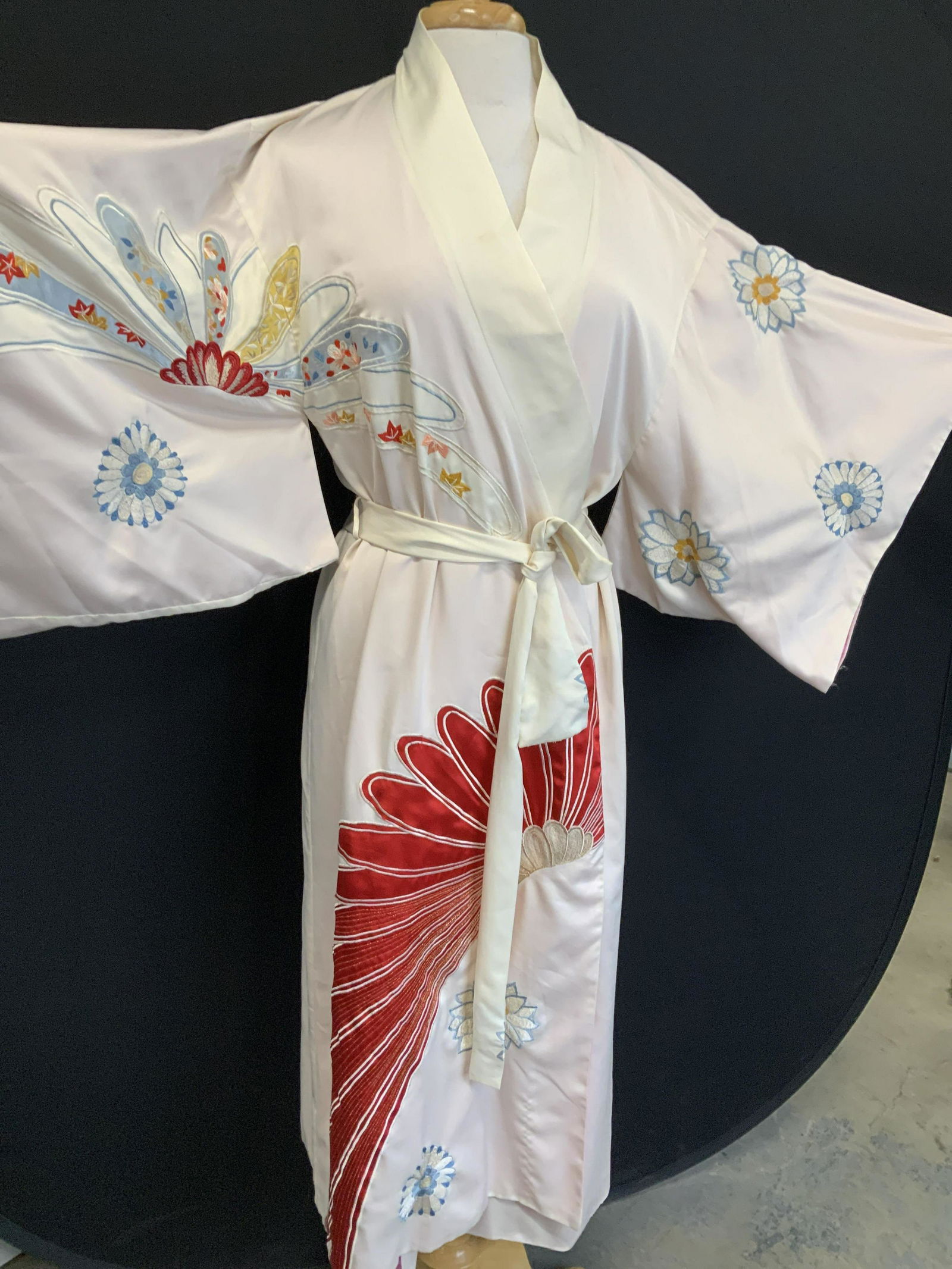 Natori Embroidered Japanese Kimono Robe, Belt (1 of 15)