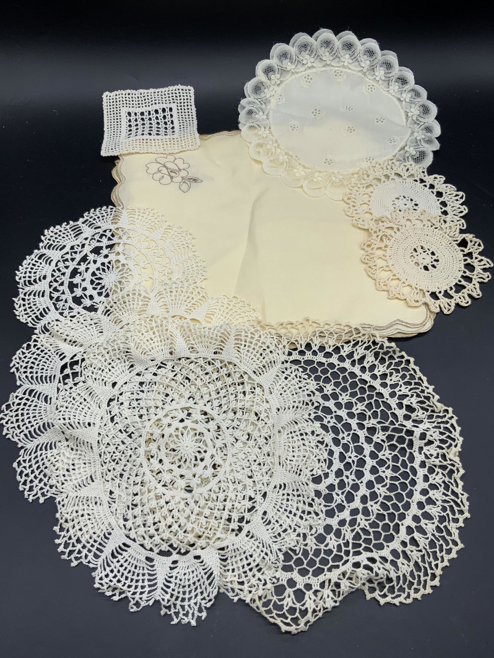 Group Lot Vintage Fabric Table Napkins & Doilies (1 of 11)