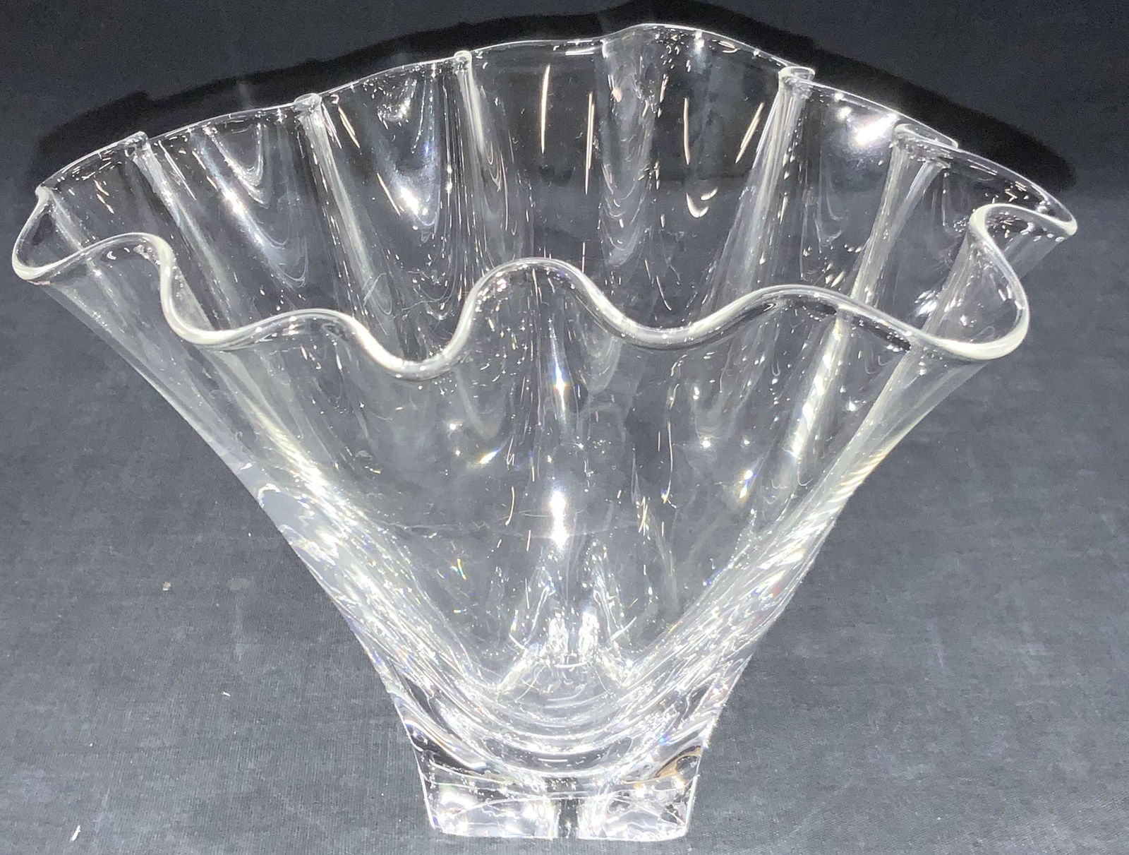STEUBEN Handkerchief Crystal Vase (1 of 8)