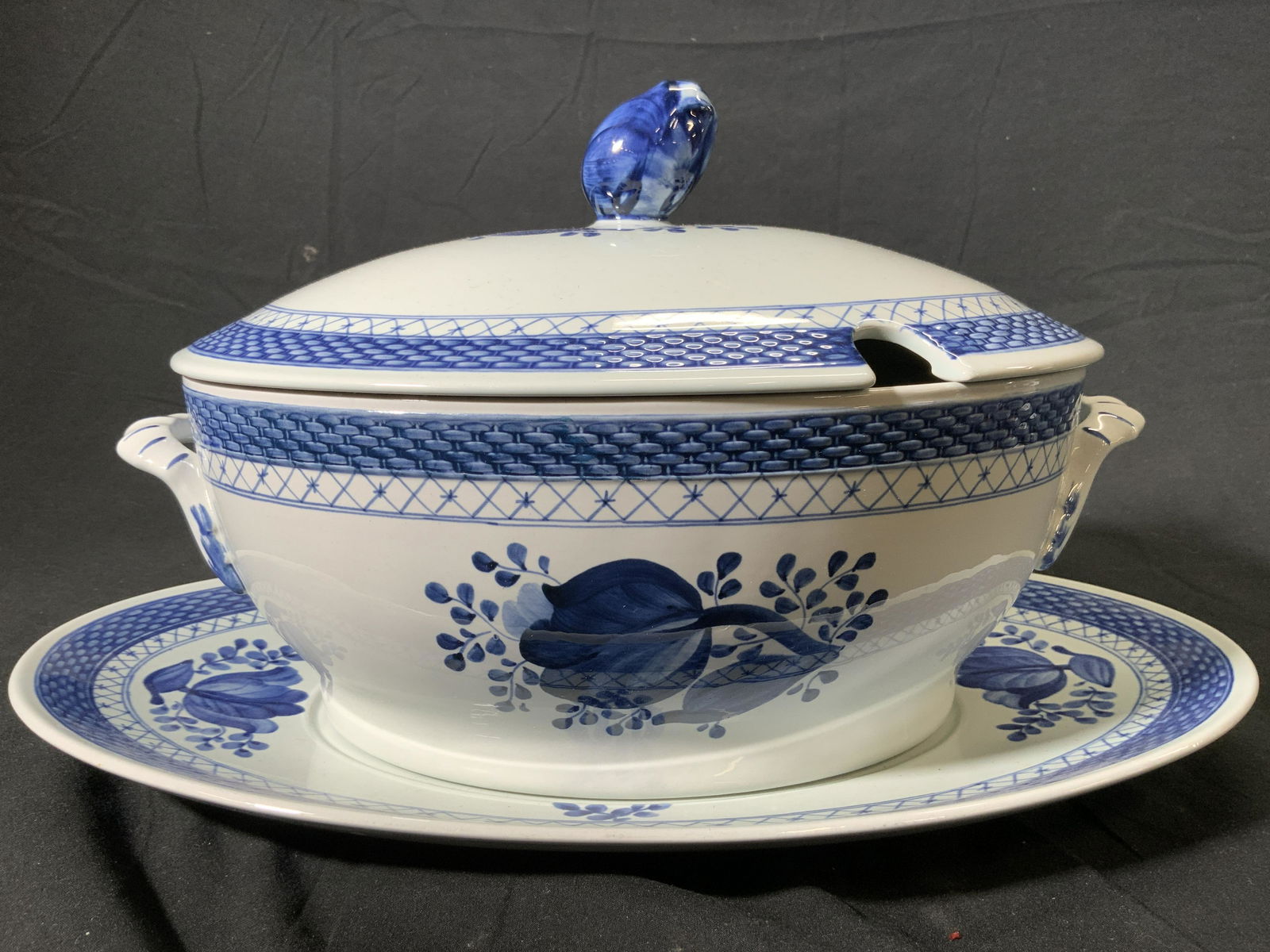 ROYAL COPPENHAGEN Lidded Serving Bowl & Dish (1 of 7)