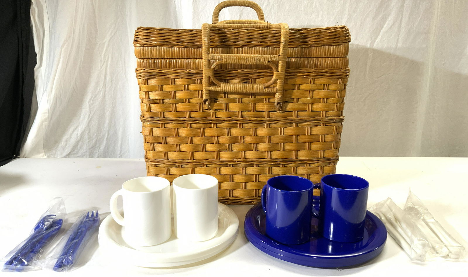 Woven Wicker Picnic Basket W Plates Cups & Cutlery (1 of 6)