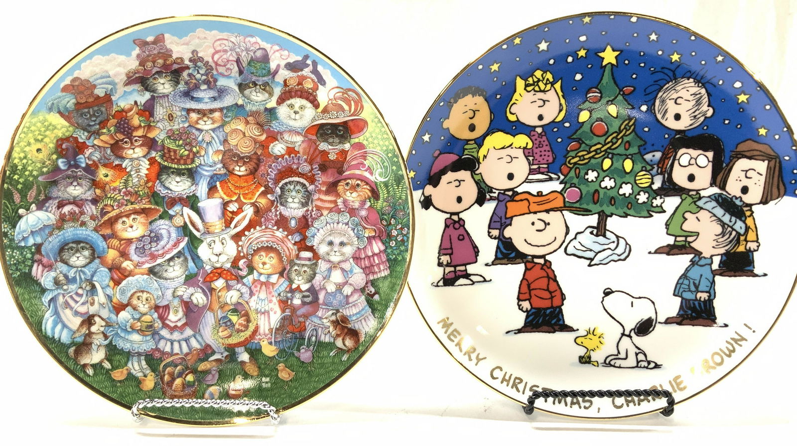 2 Ltd Ed Porcelain Display Plates, Charlie Brown: The Danbury Mint Hand Painted Porcelain display plates with gilt rim. Plate 1 is t Charles Schultzs Peanut gang- Merry Christmas Charlie Brown! Plate # H3890. Scene from a Charlie Brown Christmas ; ev