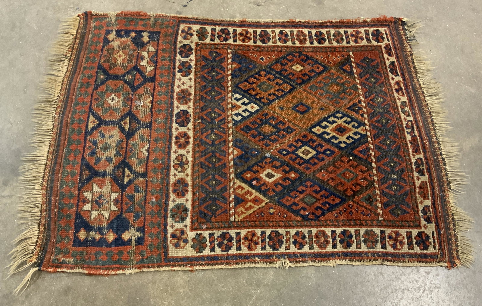 Vintage Geometric Pattern Fringe Trim Rug (1 of 10)