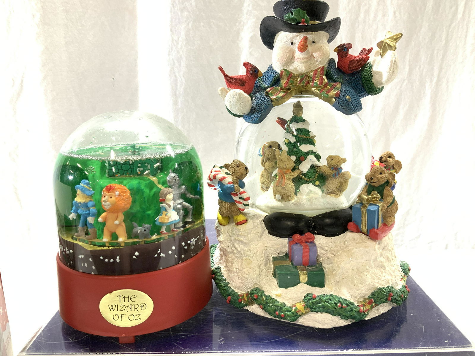 Lot 2 Musical Snow Globes, Wizard of Oz, Snowman (1 of 10)