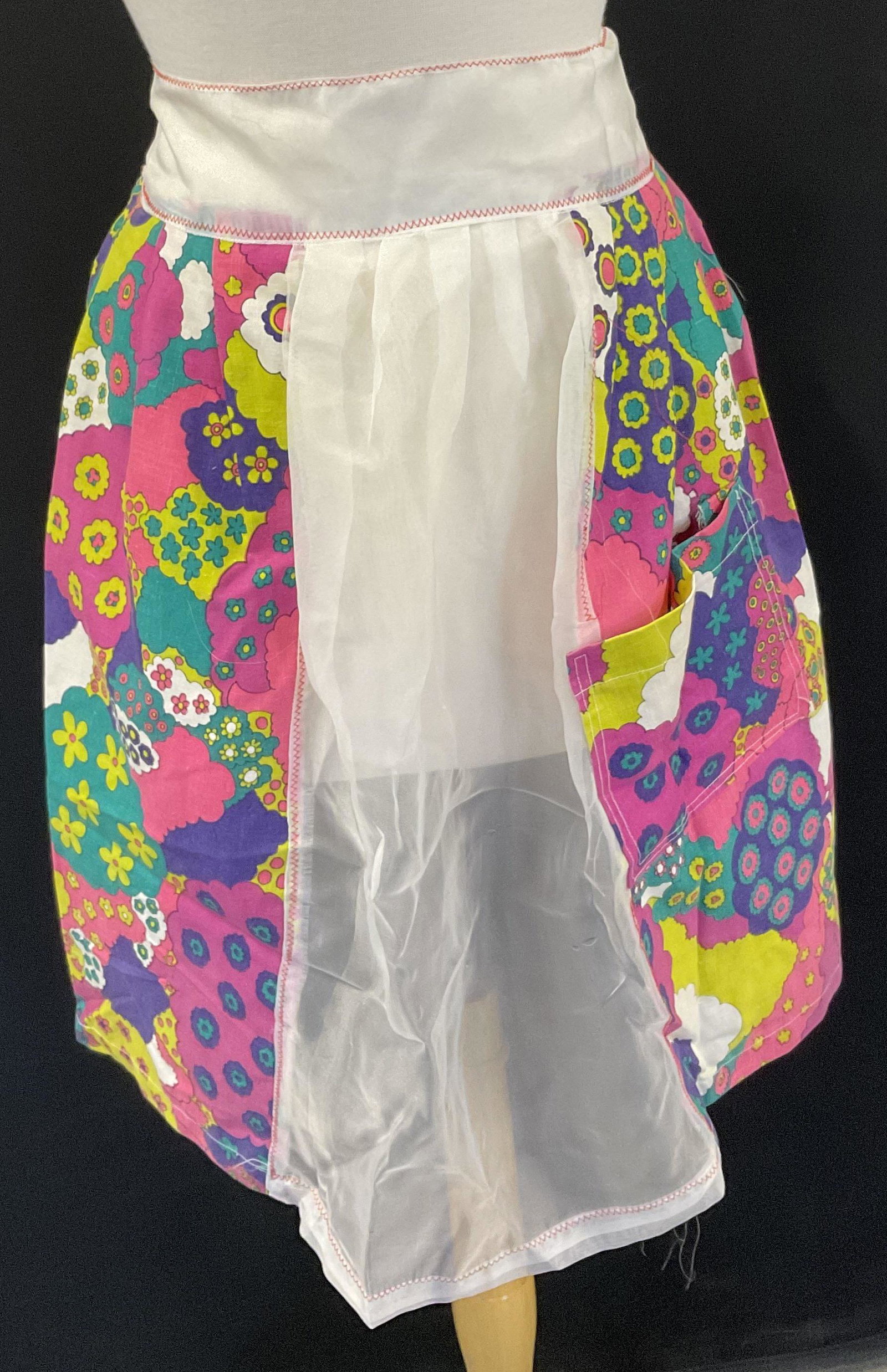 70s Style Kitchen Apron: 70s Style Kitchen Apron. Some fading to color on fabric. One pocket to left side. Some minor thread pulls to piece. Ties to back. Some staining (see photos) Measures approx 22 1/2 in long, strap measu