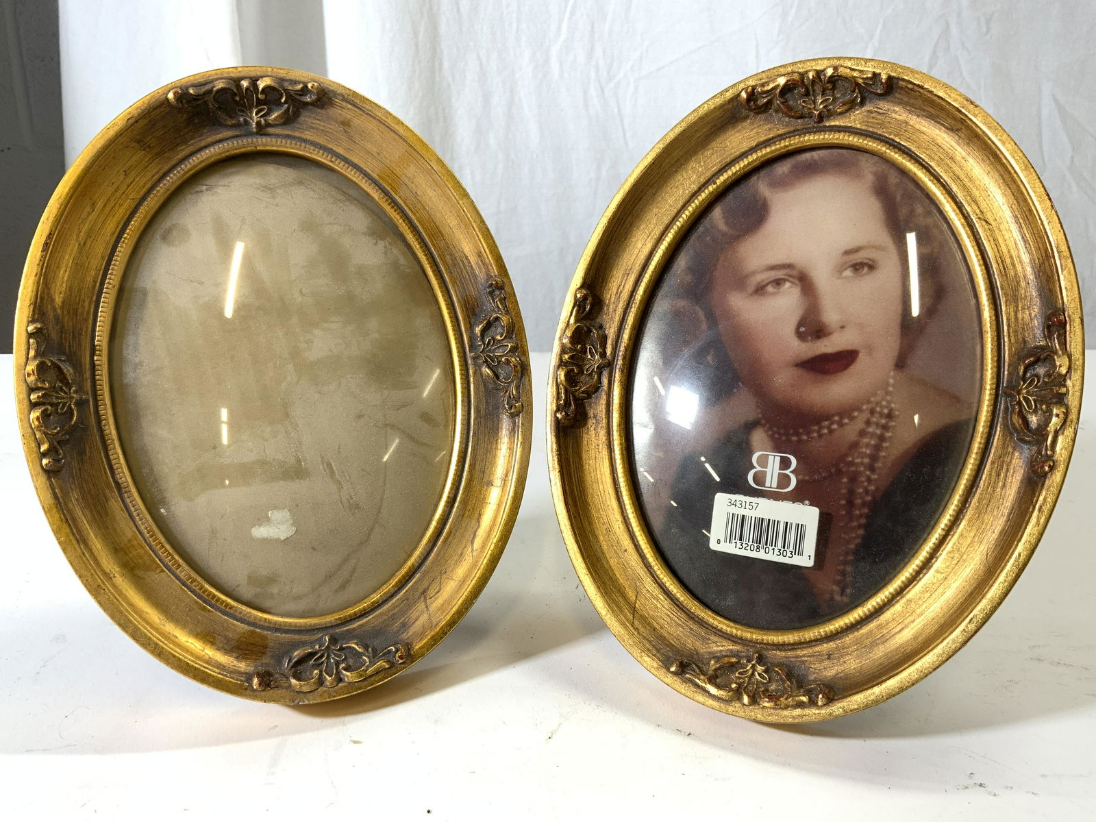 BURNES Pair Oval Shaped Giltwood Picture Frames (1 of 6)
