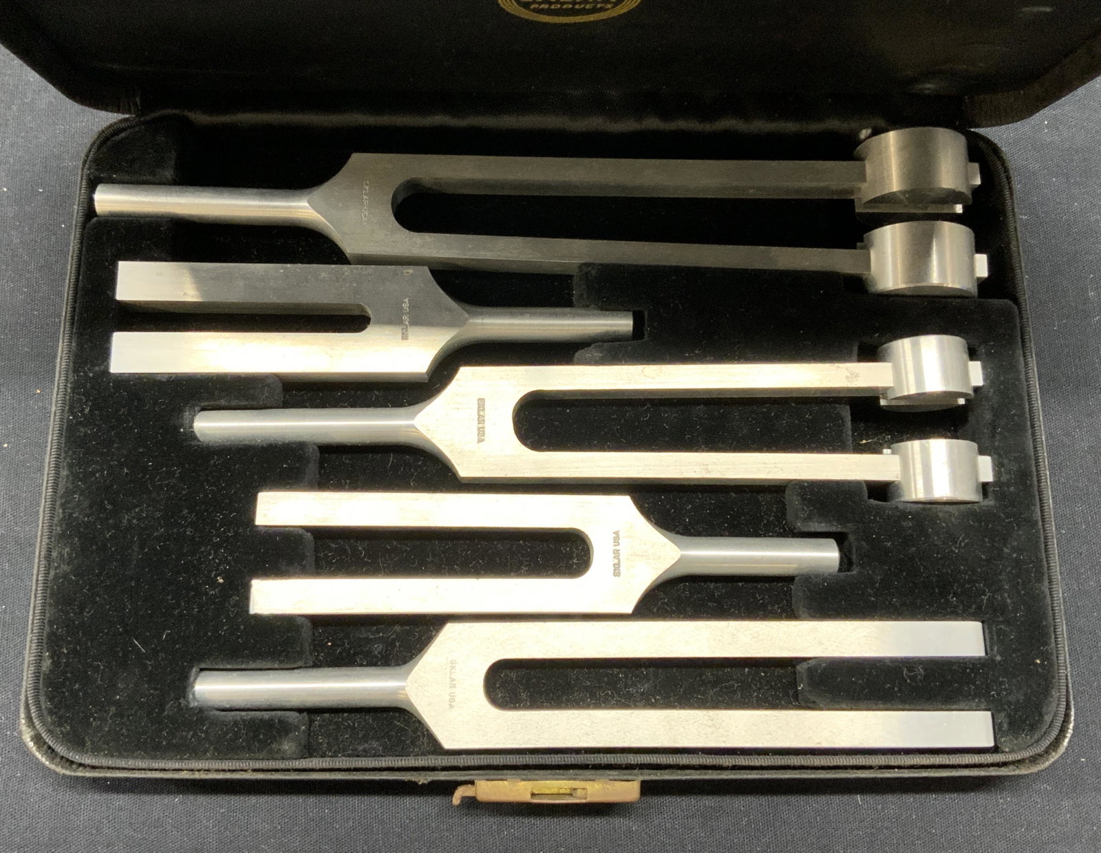 Set 5 Sklar Ralks Tuning Forks in Case: Set of 5 aluminum Sklar Ralks Tuning Forks with case. Trademarked to metal and case. Largest measures approx. 8 inches long. Surface wear to case, tuning forks in good condition. Sklar, Sklar tuning f