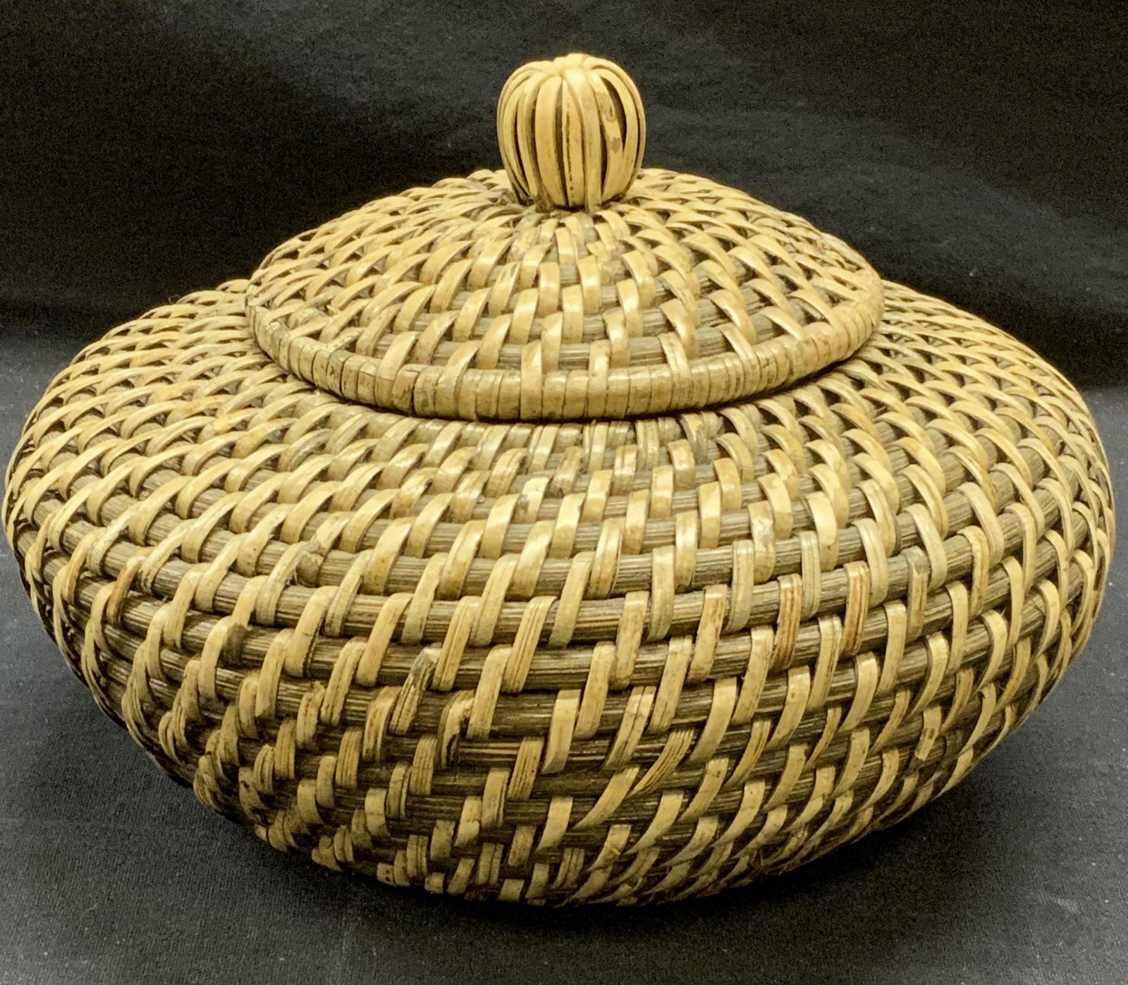 Woven Wicker basket With Lid (1 of 7)