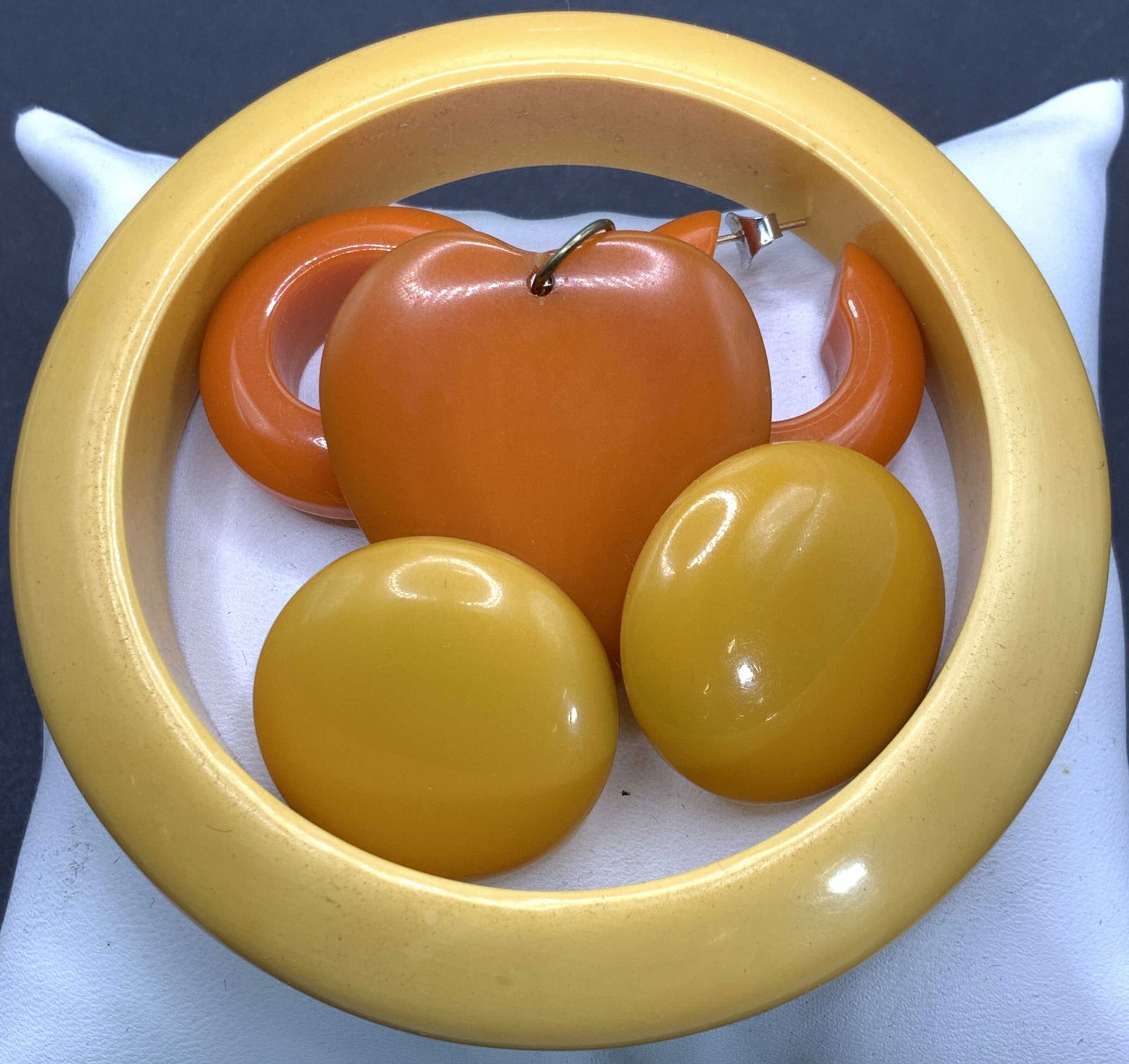 Lot4 Bakelite Earrings, Heart Brooch and Bangle (1 of 6)