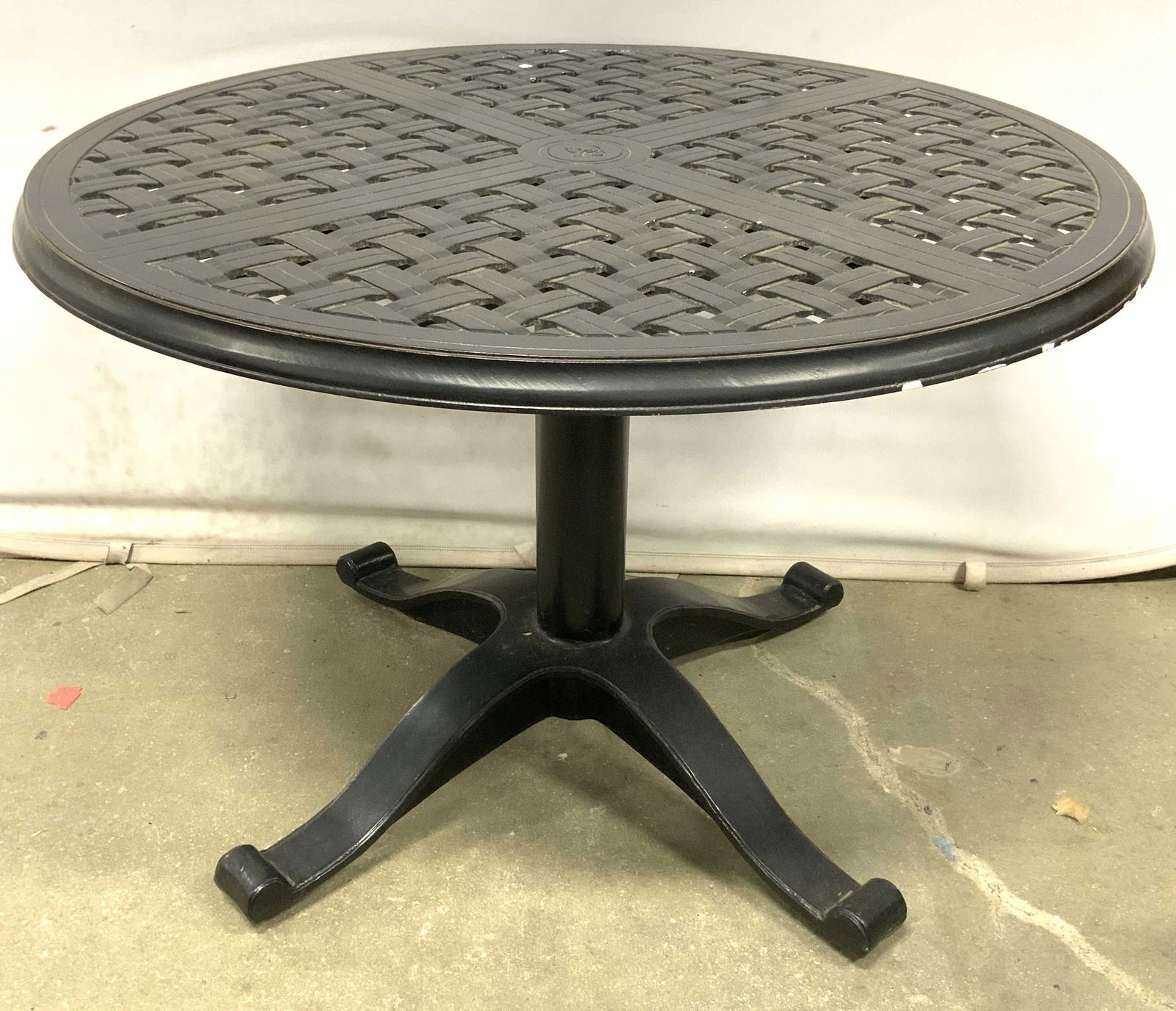 SC Outdoor Metal Pedestal Dining Table Black (1 of 7)