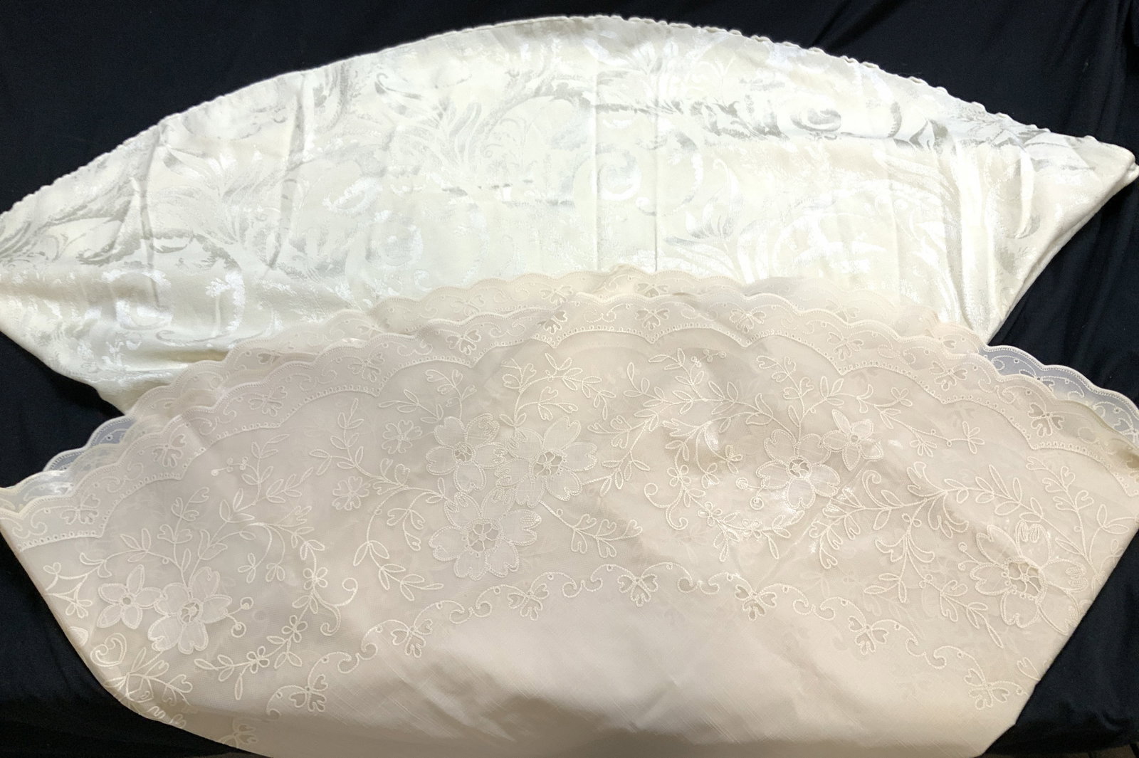 Lot 2 Round Jacquard Tablecloth, More (1 of 7)